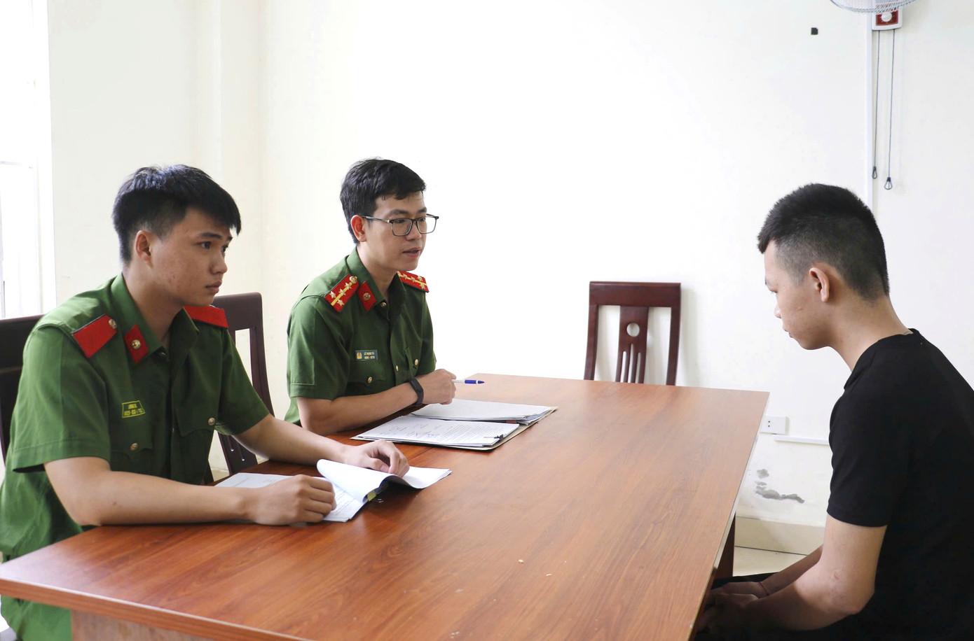 Công an làm việc với Vi Văn Linh.