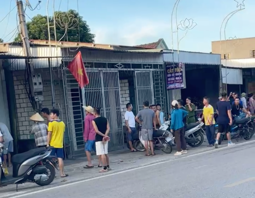 Người dân tập trung xung quanh hiện trường vụ nổ. Người dân tập trung xung quanh hiện trường vụ nổ.