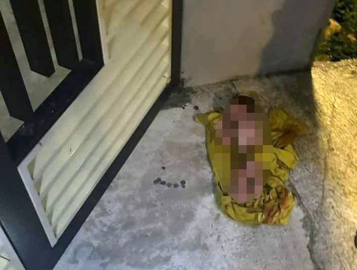 Cháu bé sơ sinh được phát hiện ở cổng nhà dân trong đêm. Cháu bé sơ sinh được phát hiện ở cổng nhà dân trong đêm.