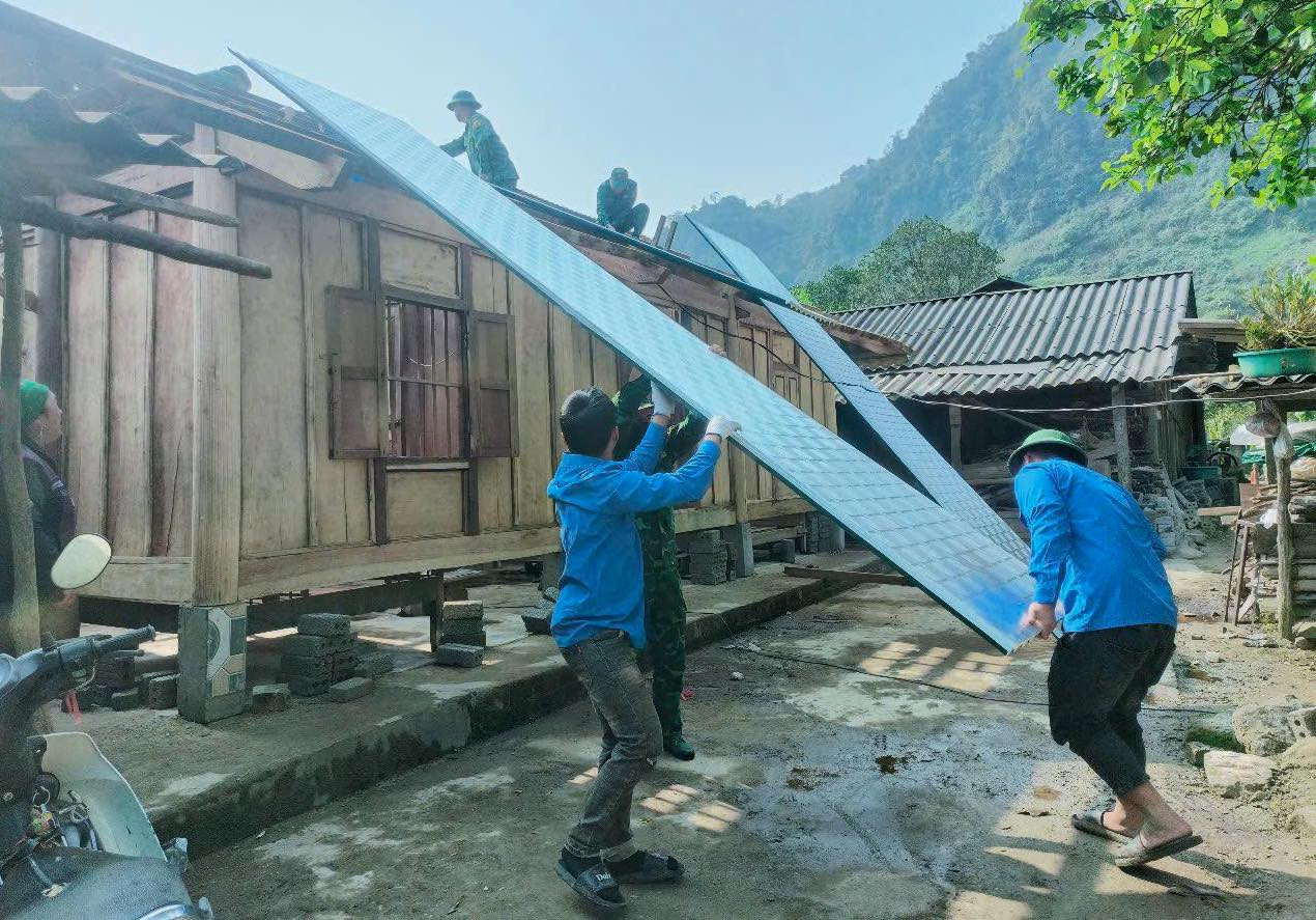 Tại xã Nậm Cắn, đoàn thanh niên đã tổ chức nhiều đội hình hỗ trợ các hộ gia đình trên địa bàn xây dựng nhà kiên cố, ổn định cuộc sống. Tại xã Nậm Cắn, đoàn thanh niên đã tổ chức nhiều đội hình hỗ trợ các hộ gia đình trên địa bàn xây dựng nhà kiên cố, ổn định cuộc sống.