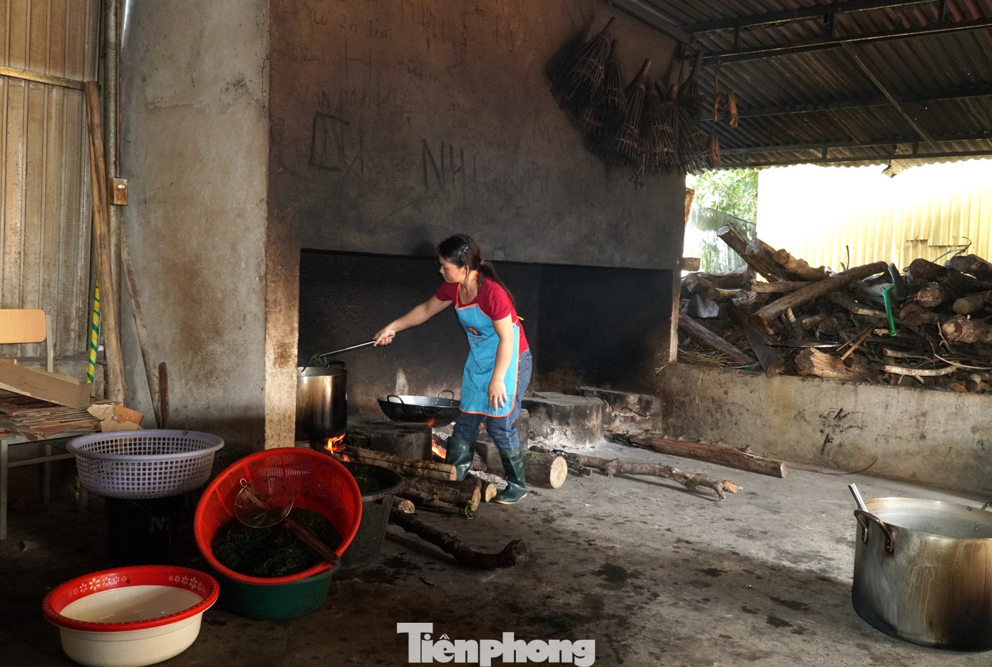 Bếp ăn nội trú được mượn tạm của Trung tâm Giáo dục thường xuyên huyện Con Cuông. Thiếu thốn dụng cụ, vật chất nên việc bếp núc cũng khó khăn.