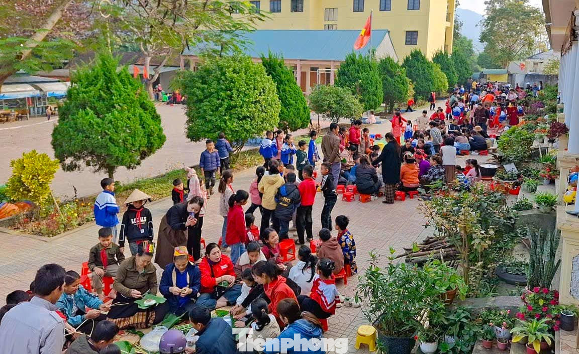 Giáp Tết Nguyên đán, nhiều trường học ở huyện miền núi Nghệ An phối hợp với đoàn viên, cán bộ chiến sỹ bộ đội biên phòng đóng trên địa bàn tổ chức cho học sinh gói bánh chưng, tạo nên không khí vui tươi, ấm áp và ý nghĩa.