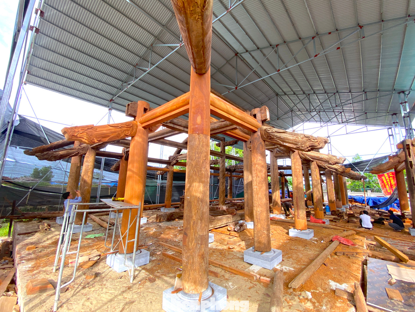 Đình Hoành Sơn có 8 vì, 7 gian với 32 cột gỗ lim tròn. Ngôi đình được đánh giá có kiến trúc tinh xảo, nét chạm khắc đẹp nhất miền Trung. Năm 1984, đình được xếp hạng Di tích lịch sử Quốc gia, đến năm 2017 thì được công nhận là Di tích quốc gia đặc biệt.