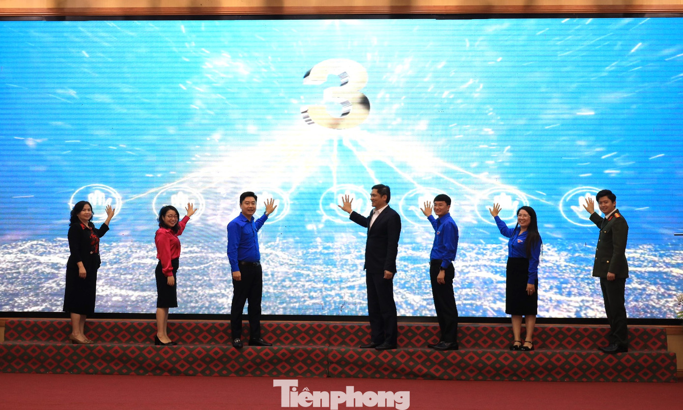 Các đại biểu thực hiện nghi thức phát động chủ đề công tác "Năm Thanh niên tình nguyện" và Cuộc thi “Tìm kiếm ý tưởng, dự án tình nguyện” năm 2024.