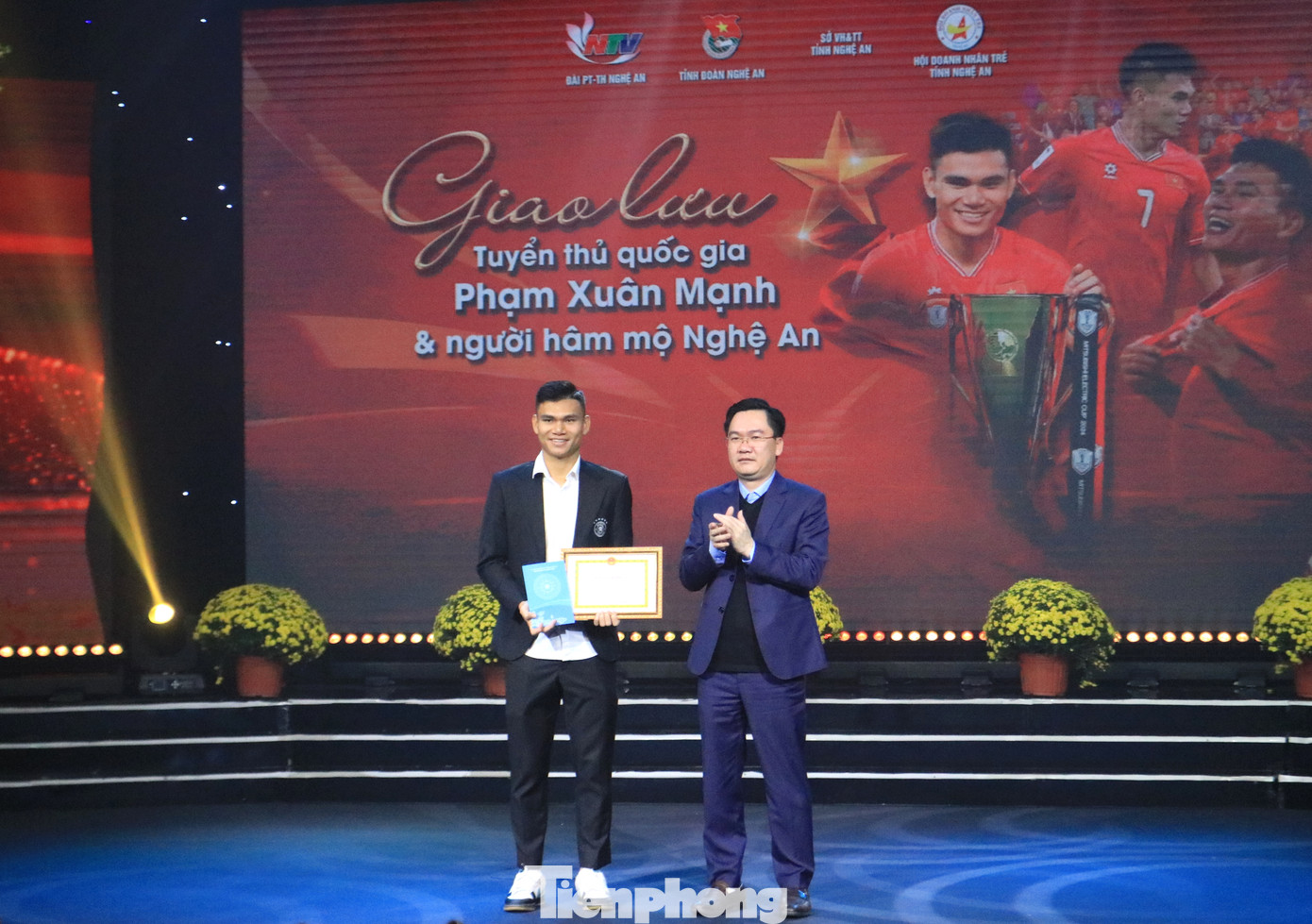 Sở Văn hóa và Thể thao tỉnh Nghệ An tặng giấy khen cho cầu thủ Phạm Xuân Mạnh. Sở Văn hóa và Thể thao tỉnh Nghệ An tặng giấy khen cho cầu thủ Phạm Xuân Mạnh.