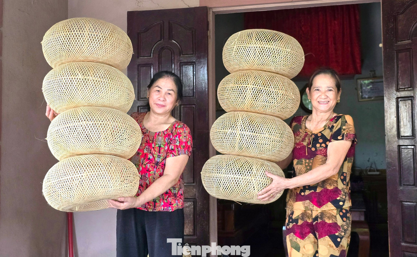 Bà Nguyễn Thị Oanh (61 tuổi) chia sẻ: “Từ năm lớp 6, tôi đã được mẹ truyền nghề đan lát. Nhưng có thời gian làm không bán được nên tôi bỏ nghề ra chợ buôn bán. Giờ thành lập tổ, buổi ngày tôi đi chợ, chiều tối tôi đến làm thêm nghề đan lát. Trung bình mỗi tháng cũng kiếm được thêm 5-6 triệu đồng, có thêm tiền trang trải cho gia đình".