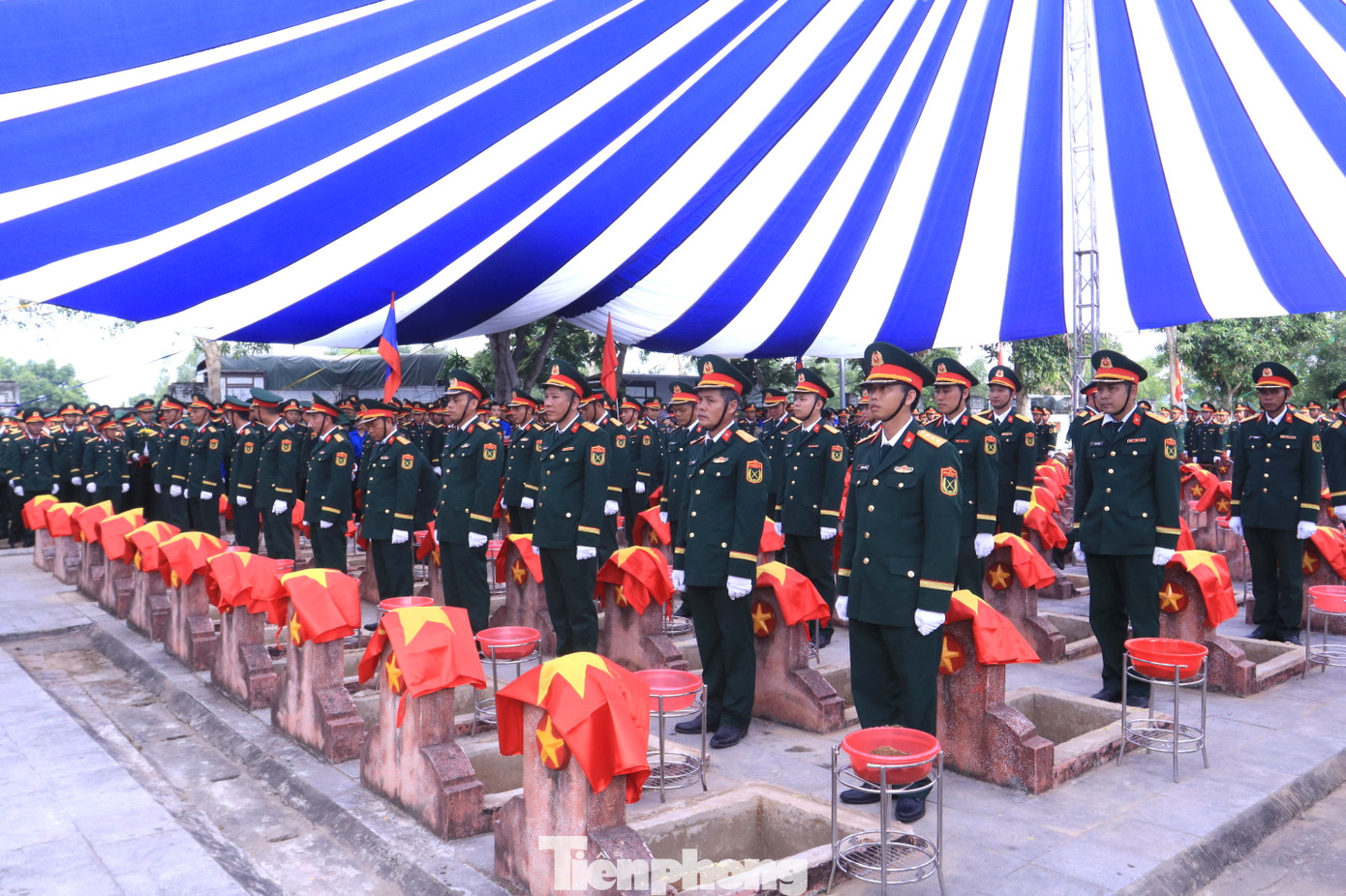 Nghi thức an táng các hài cốt liệt sĩ được cán bộ chiến sĩ thực hiện trang nghiêm, trang trọng.