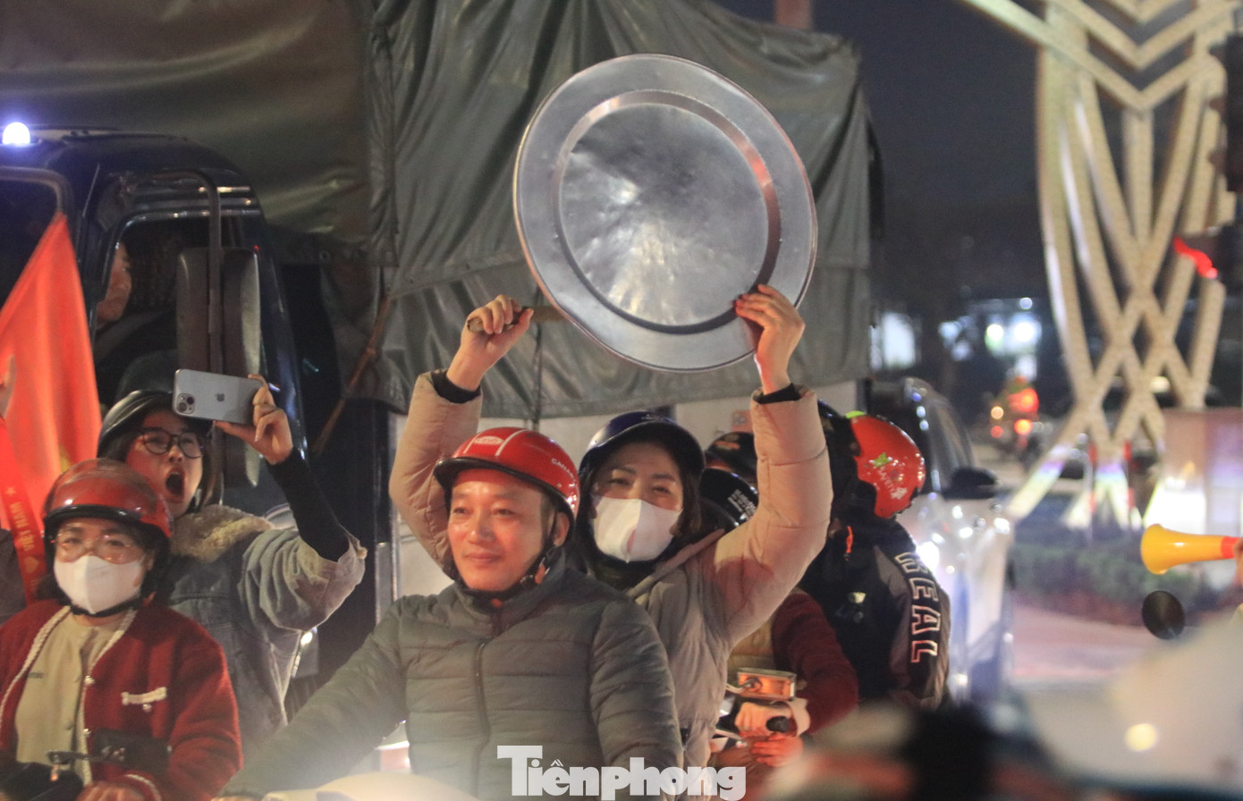 Nhiều người mang theo mâm, xô đá gõ tạo nên tiếng vang để hòa vào cùng dòng người trên phố.