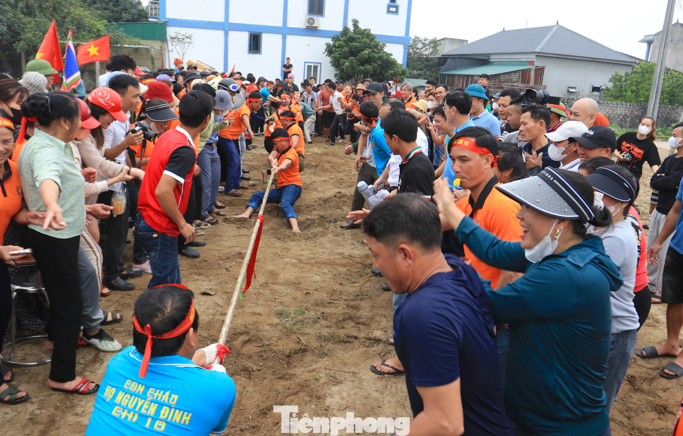 Sau phần thi đua thuyền mủng, hàng trăm người dân lại tập trung về khu vực tổ chức trò chơi kéo co. Mỗi đội thi có 7 thành viên gồm cả nam và nữ.