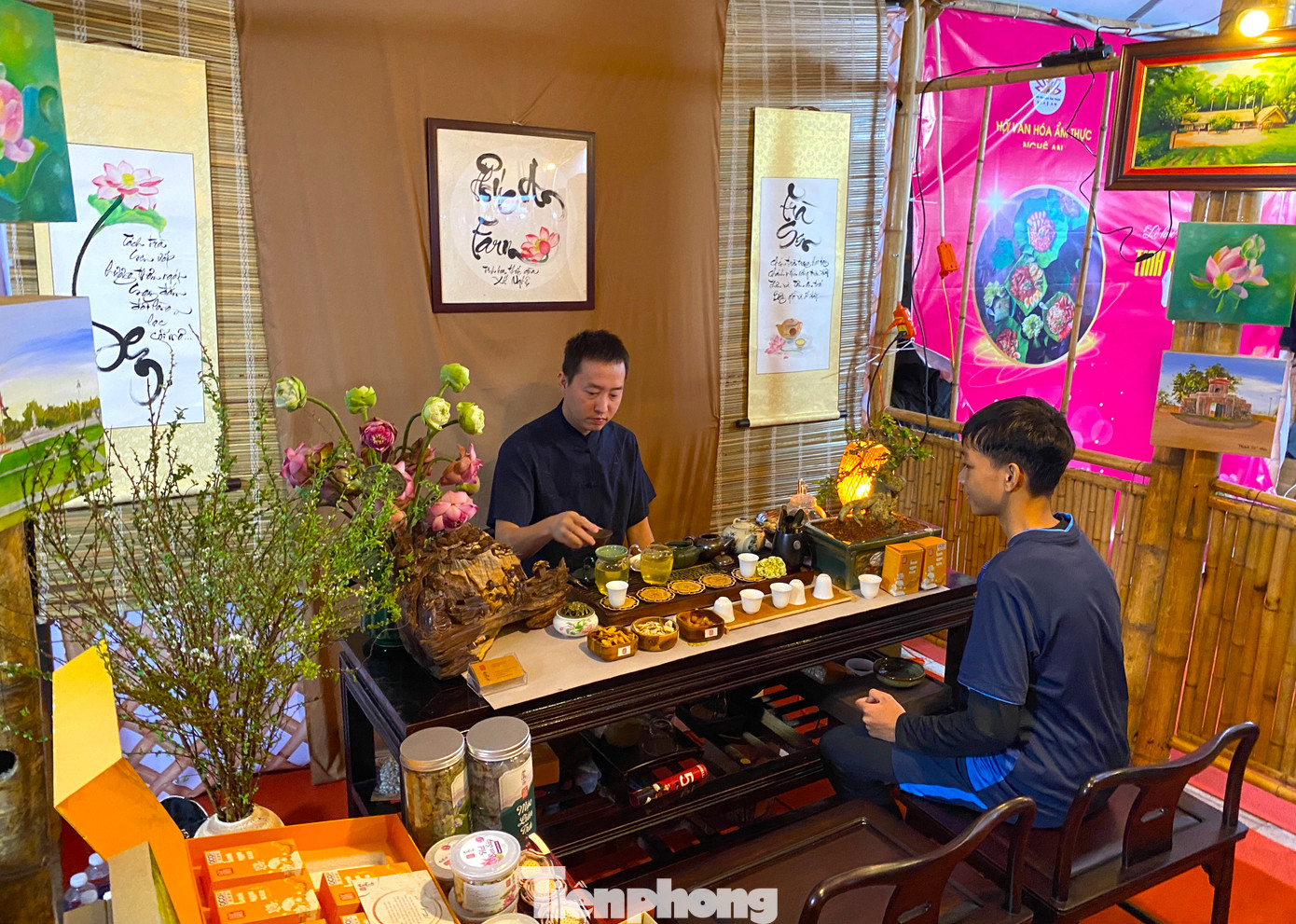 Tại lễ hội còn có nhiều gian hàng giới thiệu sản phẩm trà sen.