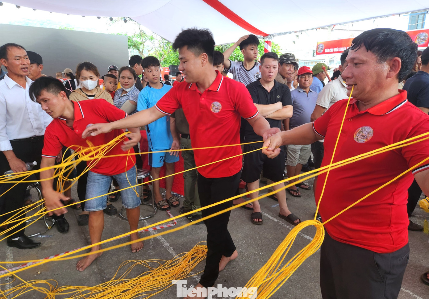 Mỗi đội thi có 3 thành viên nam. Trong đó mỗi người sẽ làm một nhiệm vụ riêng biệt gồm một người đan lưới, một người trầu lưới và một người chạy chỉ sau để đan.