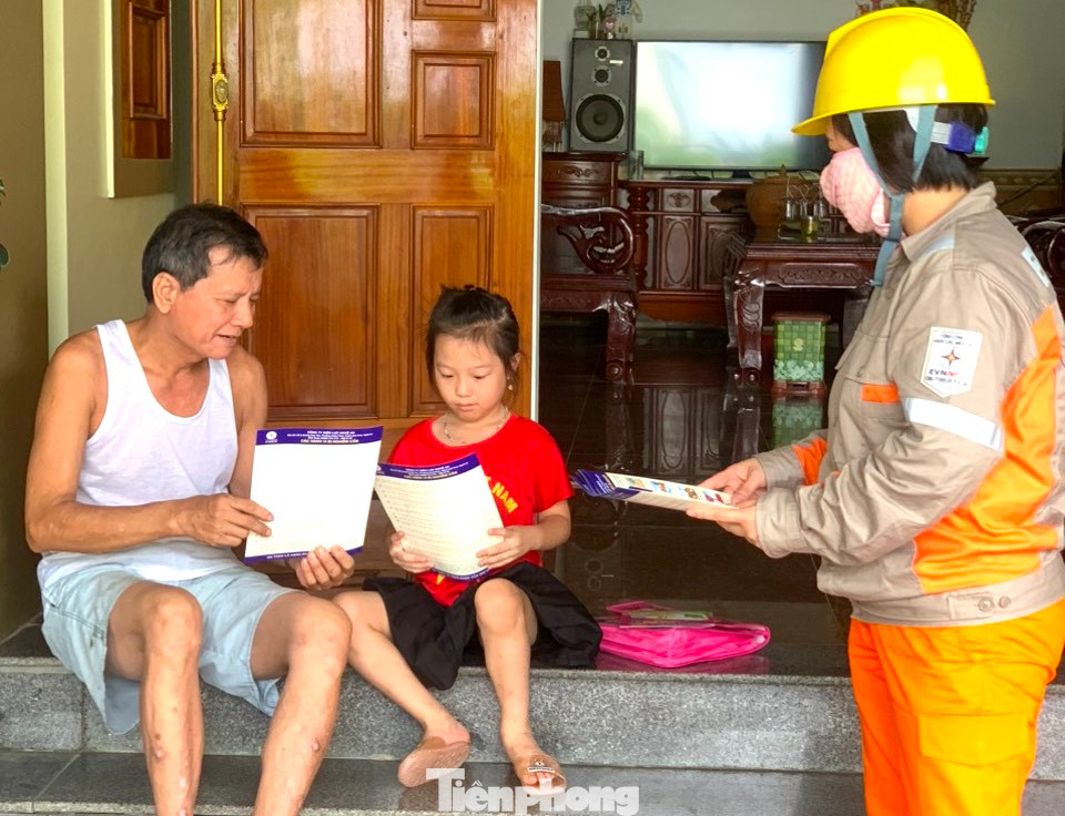Các đoàn viên, cán bộ điện lực địa phương đến tận từng hộ gia đình trên các xã, huyện để tuyên truyền việc sử dụng điện hợp lý, an toàn, tiết kiệm, tránh lãng phí.