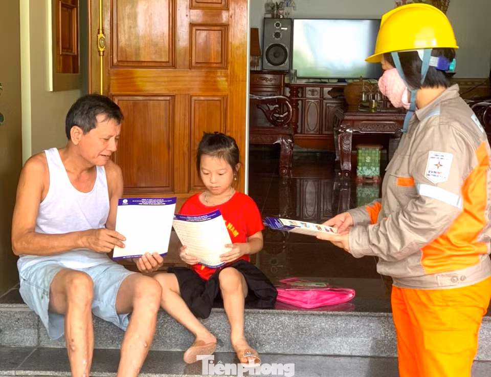 Các đoàn viên, cán bộ điện lực địa phương đến tận từng hộ gia đình trên các xã, huyện để tuyên truyền việc sử dụng điện hợp lý, an toàn, tiết kiệm, tránh lãng phí.