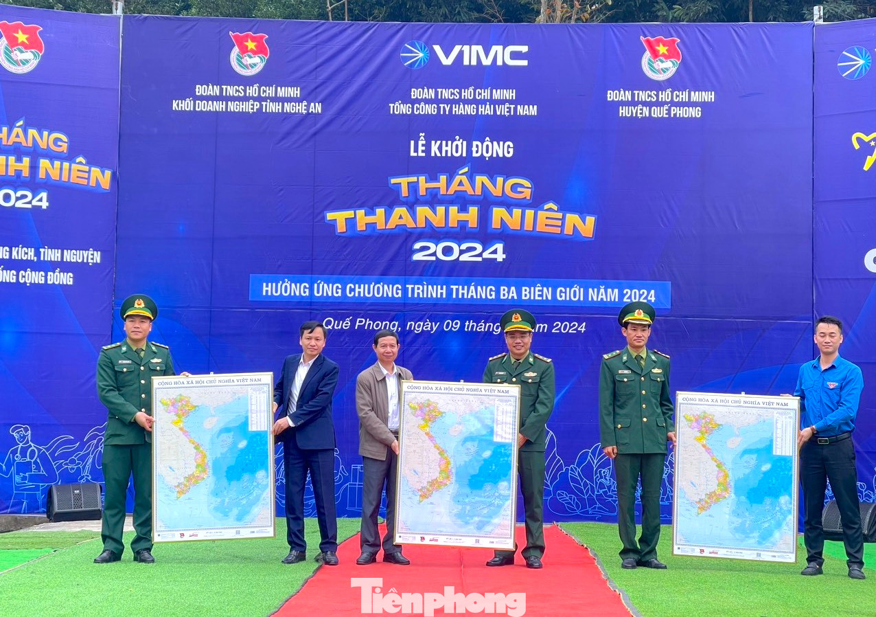 Ban tổ chức trao tặng bản đồ cho lực lượng Bộ đội biên phòng.