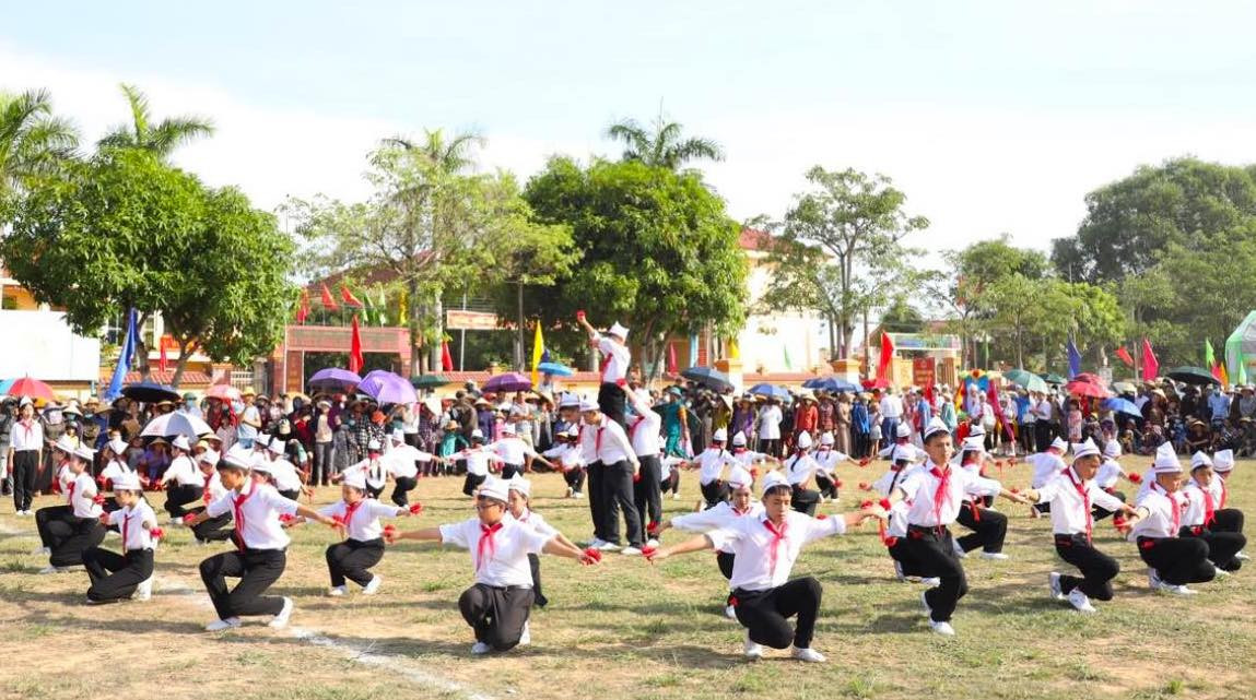 Câu chuyện về người anh hùng Nguyễn Viết Xuân với khẩu hiệu "Nhằm thẳng quân thù bắn" được các em thiếu nhi xã Nghi Thái tái hiện lại với không khí hào hùng.