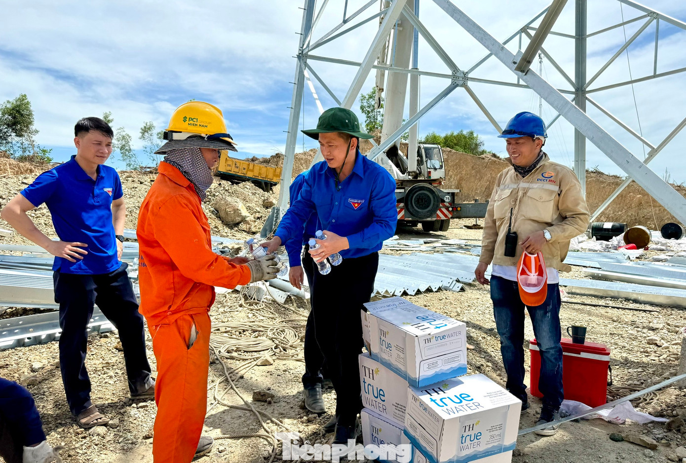 Theo đó, các đội hình thanh niên tình nguyện sẽ đẩy mạnh công tác tuyên truyền, nâng cao nhận thức của đoàn viên, thanh thiếu niên và người dân về mục đích, ý nghĩa, lợi ích của công trình đường điện 500kV mang lại. Tiên phong, gương mẫu tham gia vận động gia đình, người thân và địa phương nhanh chóng giải phóng, bàn giao mặt bằng hành lang tuyến nơi có đường dây điện đi qua.