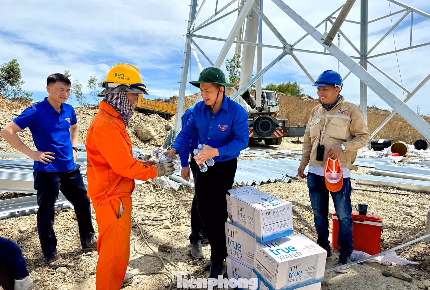 Theo đó, các đội hình thanh niên tình nguyện sẽ đẩy mạnh công tác tuyên truyền, nâng cao nhận thức của đoàn viên, thanh thiếu niên và người dân về mục đích, ý nghĩa, lợi ích của công trình đường điện 500kV mang lại. Tiên phong, gương mẫu tham gia vận động gia đình, người thân và địa phương nhanh chóng giải phóng, bàn giao mặt bằng hành lang tuyến nơi có đường dây điện đi qua.