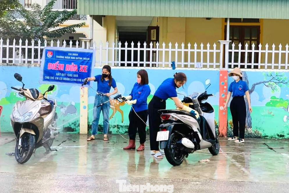 Vì tính chất công việc nên hoạt động rửa xe không được thường xuyên liên tục. Các đoàn viên, giáo viên chỉ tranh thủ những ngày trường học một buổi hoặc lúc nghỉ mới ra rửa xe để gây quỹ từ thiện. Có hôm trường học một buổi, các giáo viên phân công nhau người phụ trách trả trẻ, người ra “tiệm rửa xe” để rửa xe cho những phụ huynh có nhu cầu.