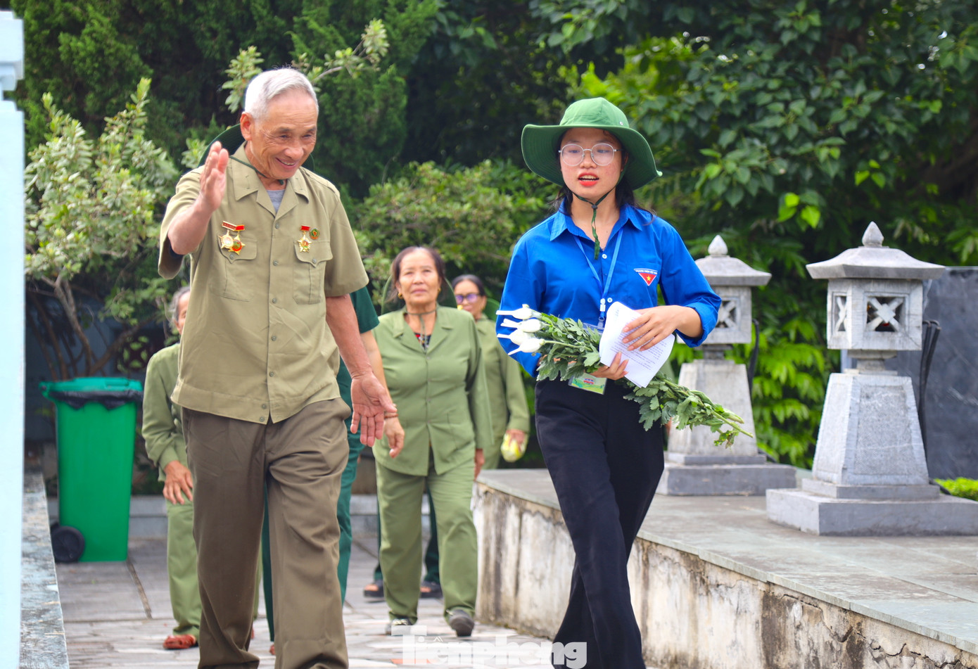 Trên tay những đoàn du khách là những nén hương, bông hoa cúc trắng để tri ân các chị, các anh đã anh dũng hy sinh vì tự do của dân tộc.