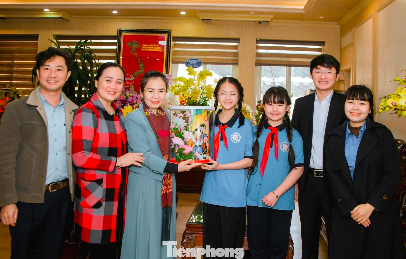 Bà Võ Thị Minh Sinh - Phó Bí thư Tỉnh ủy, Trưởng đoàn Đại biểu Quốc hội tỉnh, Chủ tịch Uỷ ban MTTQ Việt Nam tỉnh Nghệ An đã có buổi gặp mặt thân mật với đại diện Đoàn đại biểu Đại hội Cháu ngoan Bác Hồ tỉnh Nghệ An lần thứ XIII, năm 2025. Bà Võ Thị Minh Sinh - Phó Bí thư Tỉnh ủy, Trưởng đoàn Đại biểu Quốc hội tỉnh, Chủ tịch Uỷ ban MTTQ Việt Nam tỉnh Nghệ An đã có buổi gặp mặt thân mật với đại diện Đoàn đại biểu Đại hội Cháu ngoan Bác Hồ tỉnh Nghệ An lần thứ XIII, năm 2025.