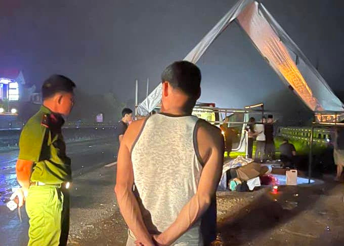 Cơ quan công an tiến hành khám nghiệm tử thi để điều tra làm rõ nguyên nhân vụ việc.