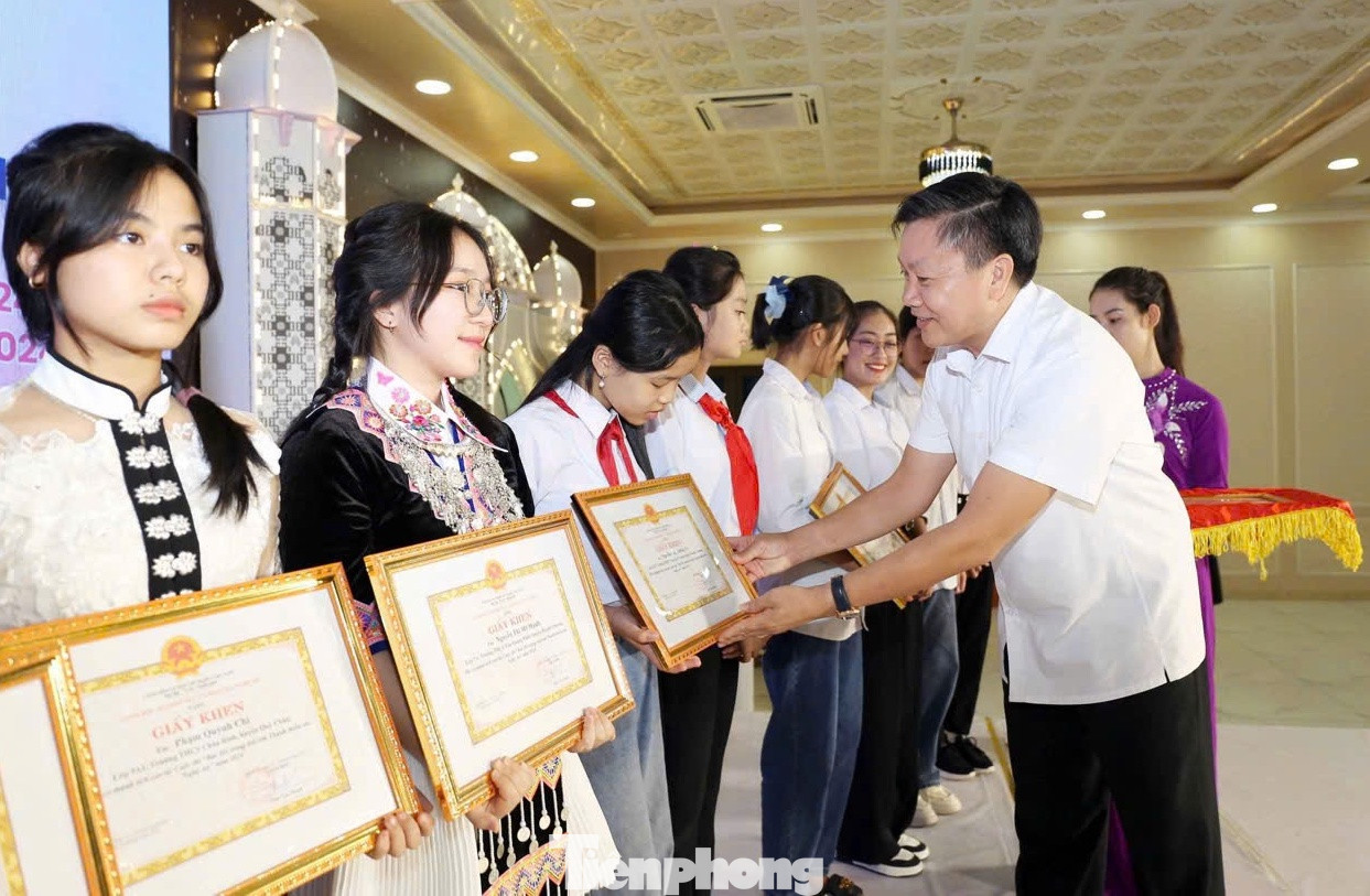 Đại diện Sở GD&amp;ĐT Nghệ An trao tặng giấy khen cho các thí sinh đạt thành tích cao trong cuộc thi.