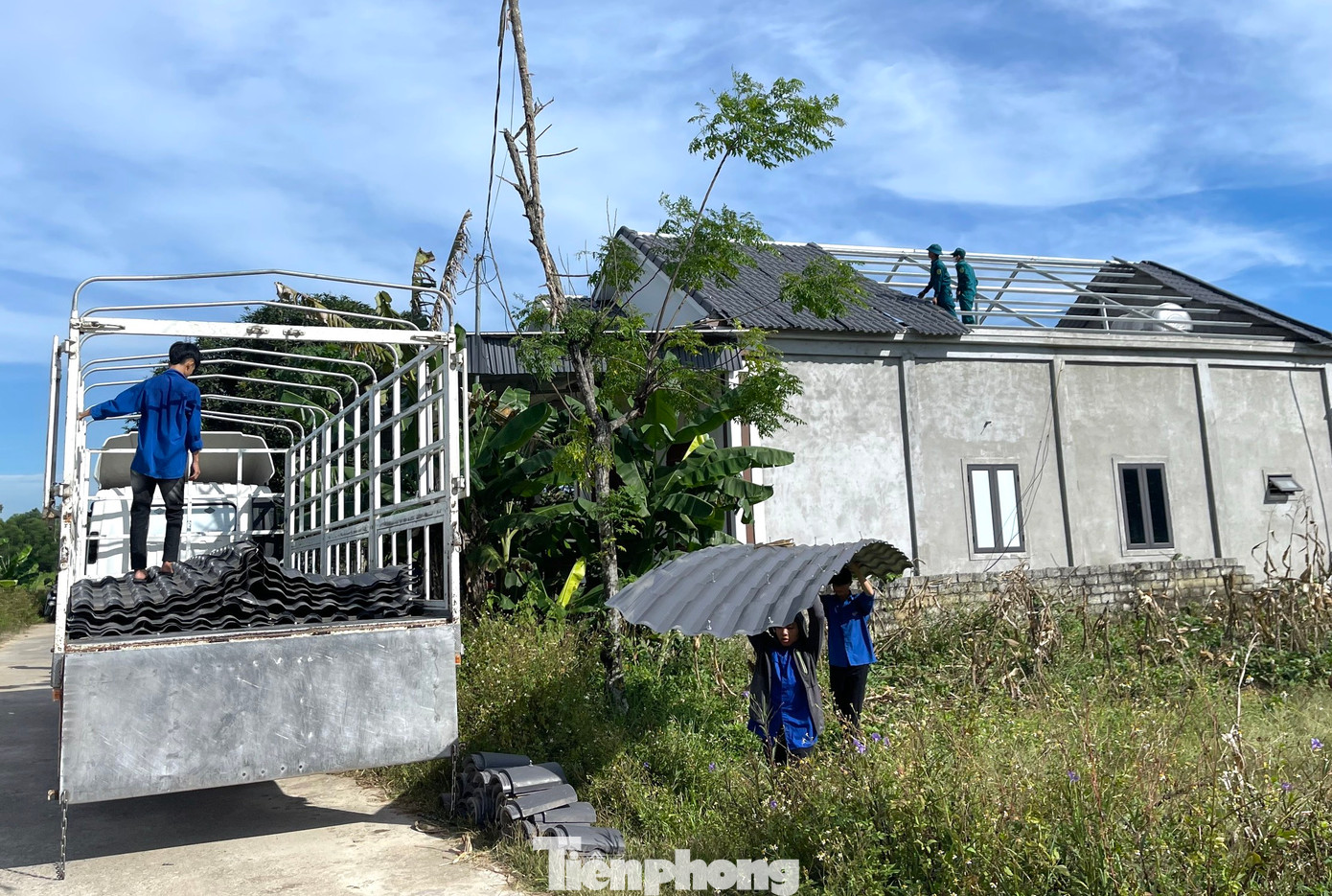 Những tấm ngói được tháo dỡ, đảm bảo nguyên vẹn cho chủ nhà tiếp tục tái sử dụng.