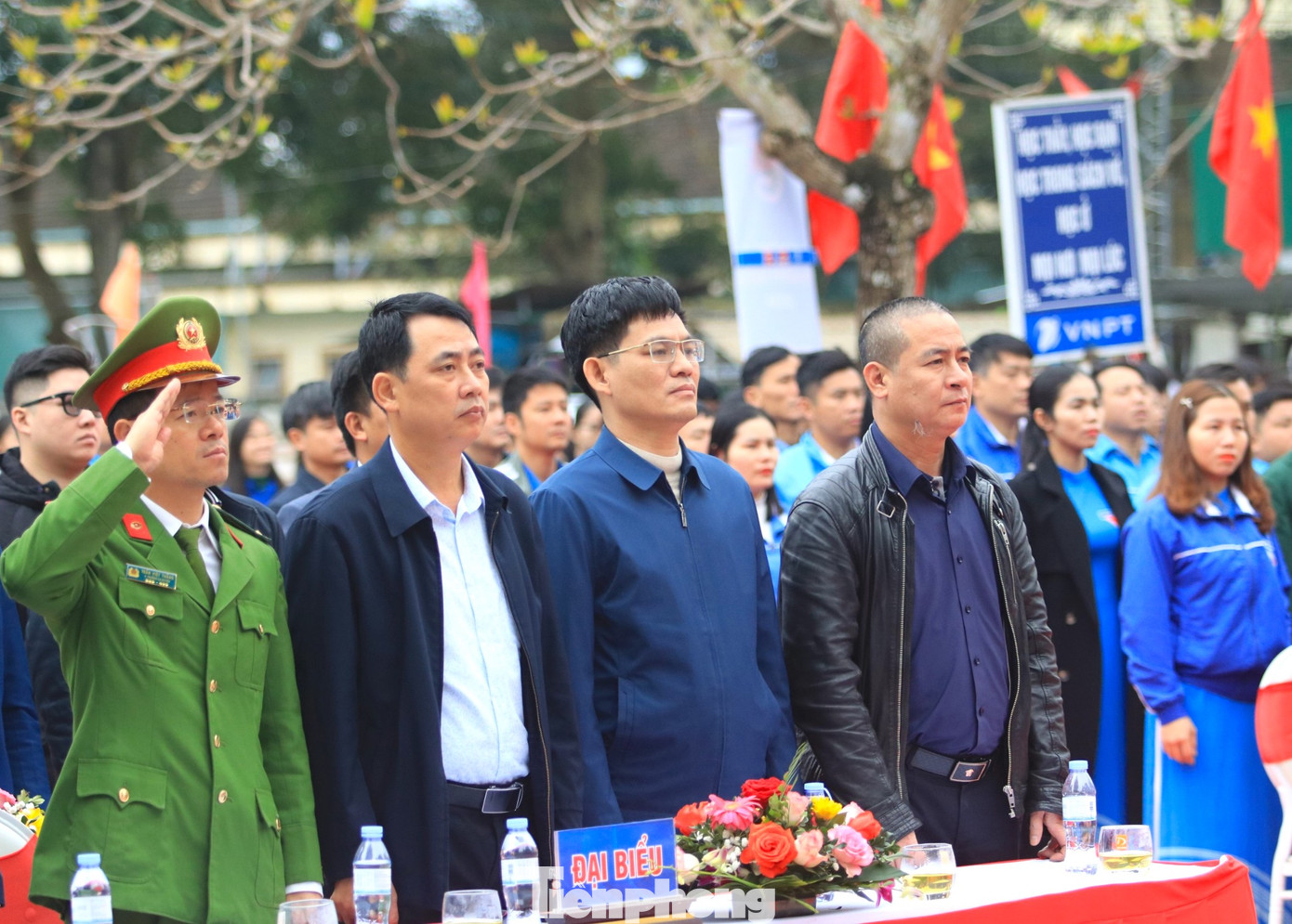 Tham dự chương trình có ông Trình Văn Nhã - Chủ tịch UBND huyện Thanh Chương; ông Chu Bá Long - Phó Bí thư Đảng ủy Khối các cơ quan tỉnh Nghệ An; Nhà báo Trần Quang Long - Trưởng Văn phòng đại diện Báo Tiền Phong tại Bắc Trung Bộ; anh Nguyễn Công Minh - UVBTV Tỉnh Đoàn, Bí thư Đoàn Khối các cơ quan tỉnh; anh Nguyễn Tư Hải Phong - UVBTV Tỉnh Đoàn, Bí thư Huyện Đoàn Thanh Chương cùng đại diện lãnh đạo địa phương, lãnh đạo Trại giam số 6 (Cục C10 Bộ Công an), đại diện Đồn Biên phòng cửa khẩu Thanh Thủy, lãnh đạo Trường THCS Thanh Thủy và hàng trăm đoàn viên thanh niên. Tham dự chương trình có ông Trình Văn Nhã - Chủ tịch UBND huyện Thanh Chương; ông Chu Bá Long - Phó Bí thư Đảng ủy Khối các cơ quan tỉnh Nghệ An; Nhà báo Trần Quang Long - Trưởng Văn phòng đại diện Báo Tiền Phong tại Bắc Trung Bộ; anh Nguyễn Công Minh - UVBTV Tỉnh Đoàn, Bí thư Đoàn Khối các cơ quan tỉnh; anh Nguyễn Tư Hải Phong - UVBTV Tỉnh Đoàn, Bí thư Huyện Đoàn Thanh Chương cùng đại diện lãnh đạo địa phương, lãnh đạo Trại giam số 6 (Cục C10 Bộ Công an), đại diện Đồn Biên phòng cửa khẩu Thanh Thủy, lãnh đạo Trường THCS Thanh Thủy và hàng trăm đoàn viên thanh niên.