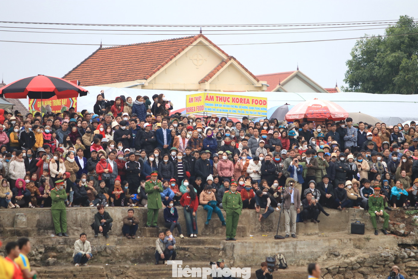 Người dân ngồi khắp bờ sông, gầm cầu, lan can để được tận mắt theo dõi các đội thi đấu. Người dân ngồi khắp bờ sông, gầm cầu, lan can để được tận mắt theo dõi các đội thi đấu.