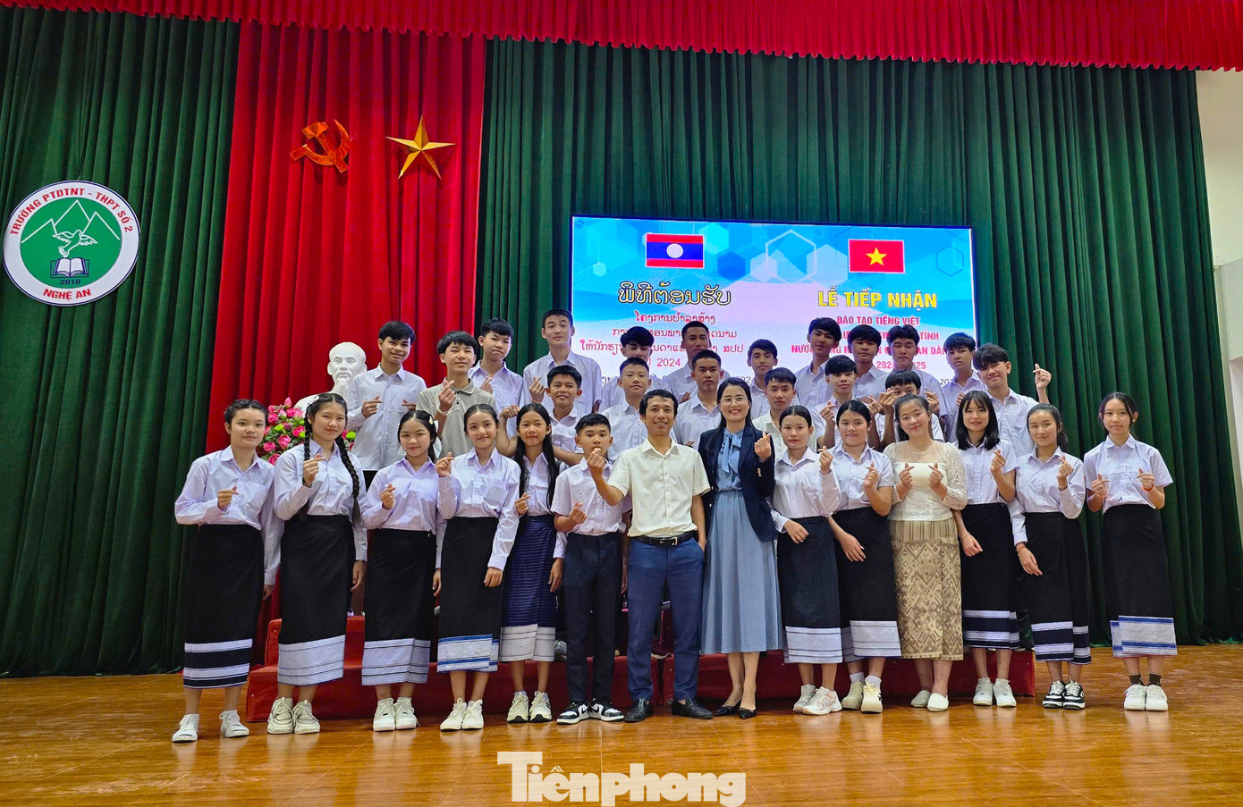 “Trong quá trình học, nhà trường sẽ khảo sát nguyện vọng của học sinh. Từ đó phối hợp với gia đình để định hướng nghề nghiệp cho các em sau khi tốt nghiệp THPT”, ông Hoàn nói và cho biết, năm học 2024-2025, tỉnh Nghệ An tiếp tục nhận 30 lưu học sinh Lào khóa 2 sang học tập chương trình phổ thông. “Trong quá trình học, nhà trường sẽ khảo sát nguyện vọng của học sinh. Từ đó phối hợp với gia đình để định hướng nghề nghiệp cho các em sau khi tốt nghiệp THPT”, ông Hoàn nói và cho biết, năm học 2024-2025, tỉnh Nghệ An tiếp tục nhận 30 lưu học sinh Lào khóa 2 sang học tập chương trình phổ thông.