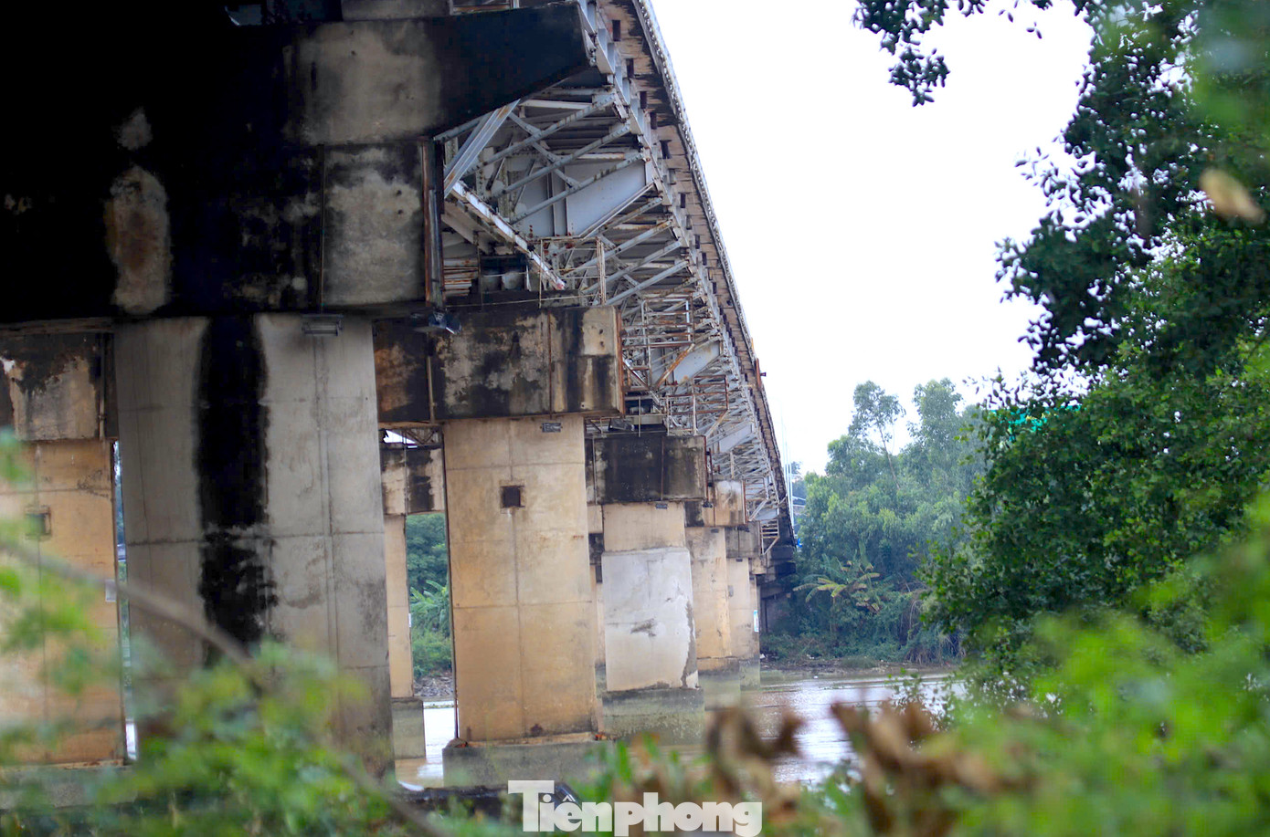 Sau khi khảo sát, đo đạc đối chiếu với hồ sơ hoàn công (hồ sơ thiết kế, hồ sơ tính toán kèm bản vẽ thể hiện xói chung, xói cục bộ lòng cầu,...), các đơn vị quản lý cầu sẽ đề xuất phương án xử lý nếu phát hiện hư hỏng kết cấu bệ trụ, cọc, liên kết cọc - đáy bệ; xói lở bất thường. Sau khi khảo sát, đo đạc đối chiếu với hồ sơ hoàn công (hồ sơ thiết kế, hồ sơ tính toán kèm bản vẽ thể hiện xói chung, xói cục bộ lòng cầu,...), các đơn vị quản lý cầu sẽ đề xuất phương án xử lý nếu phát hiện hư hỏng kết cấu bệ trụ, cọc, liên kết cọc - đáy bệ; xói lở bất thường.