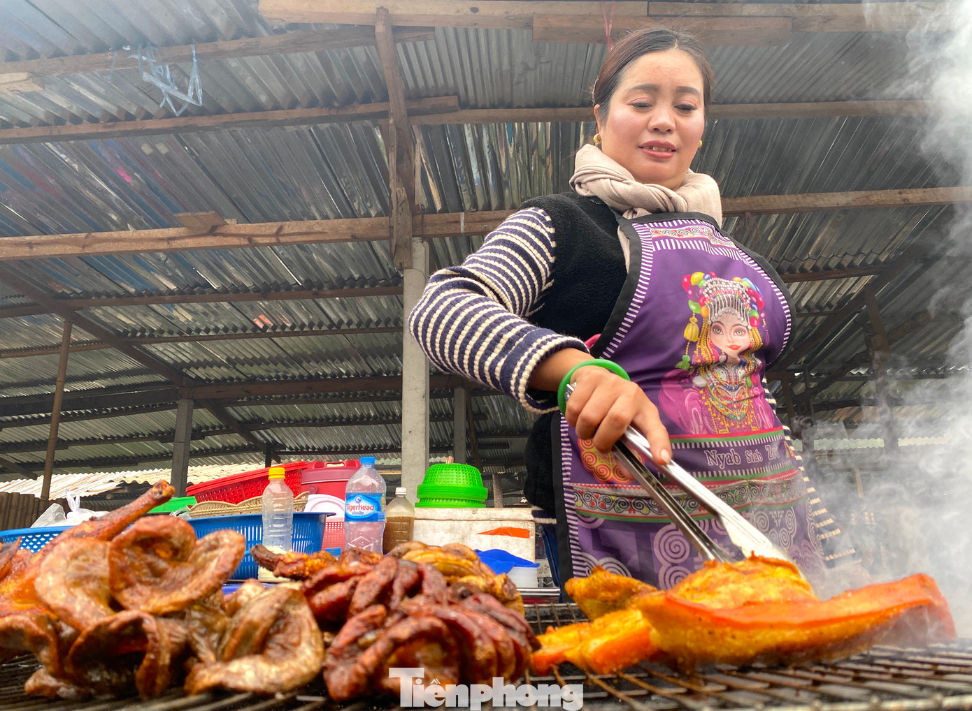 Những miếng thịt, cuộn lòng được nướng vàng ruộm trên bếp than. Mùi thơm từ những gian bếp nướng tỏa ra thu hút người dân, du khách đến thưởng thức. Những miếng thịt, cuộn lòng được nướng vàng ruộm trên bếp than. Mùi thơm từ những gian bếp nướng tỏa ra thu hút người dân, du khách đến thưởng thức.
