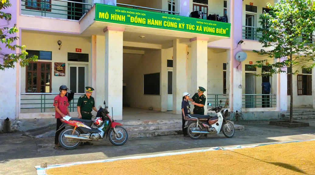 Cán bộ chiến sĩ Đồn Biên phòng Môn Sơn (xã Môn Sơn, huyện Con Cuông, Nghệ An) hỗ trợ đưa đón thí sinh dự thi lớp 10 đến các điểm thi an toàn.