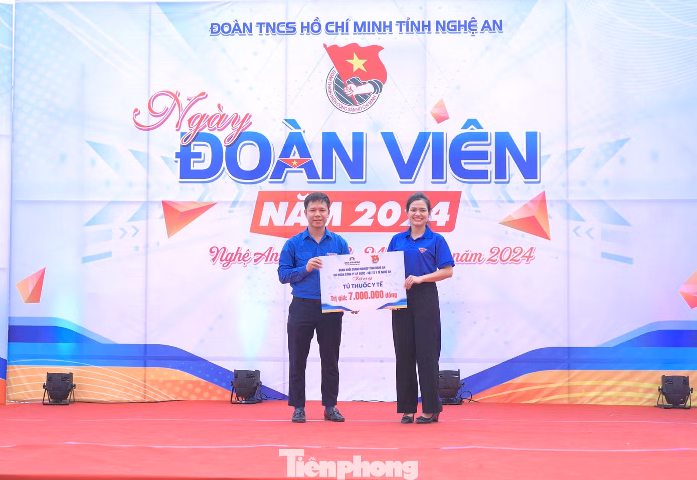 Ban tổ chức trao tặng quà cho các thanh niên công nhân có hoàn cảnh khó khăn, trao bản đồ và tủ thuốc cho Chi đoàn Công ty CP May Minh Anh Tân Kỳ.