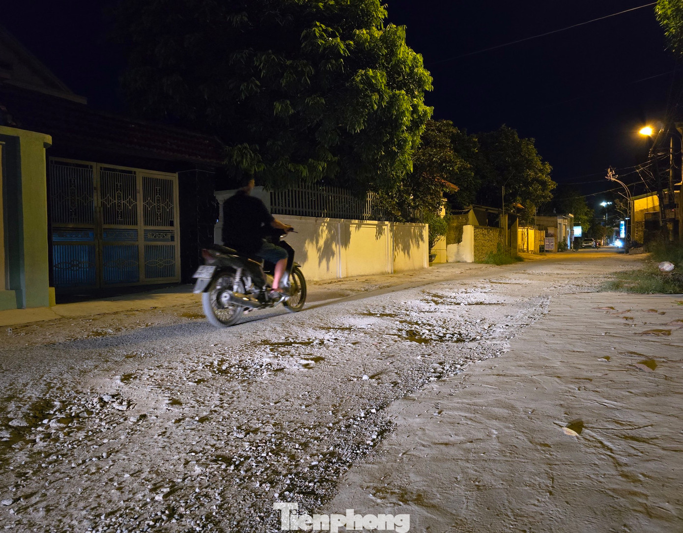 Đường hư hỏng nghiêm trọng, nhiều lần người dân hai bên đường tự bỏ tiền mua đất, đá về "vá đường". Tuy nhiên chỉ một thời gian ngắn, ô tô, xe tải đi qua khiến tuyến đường tiếp tục hư hỏng.