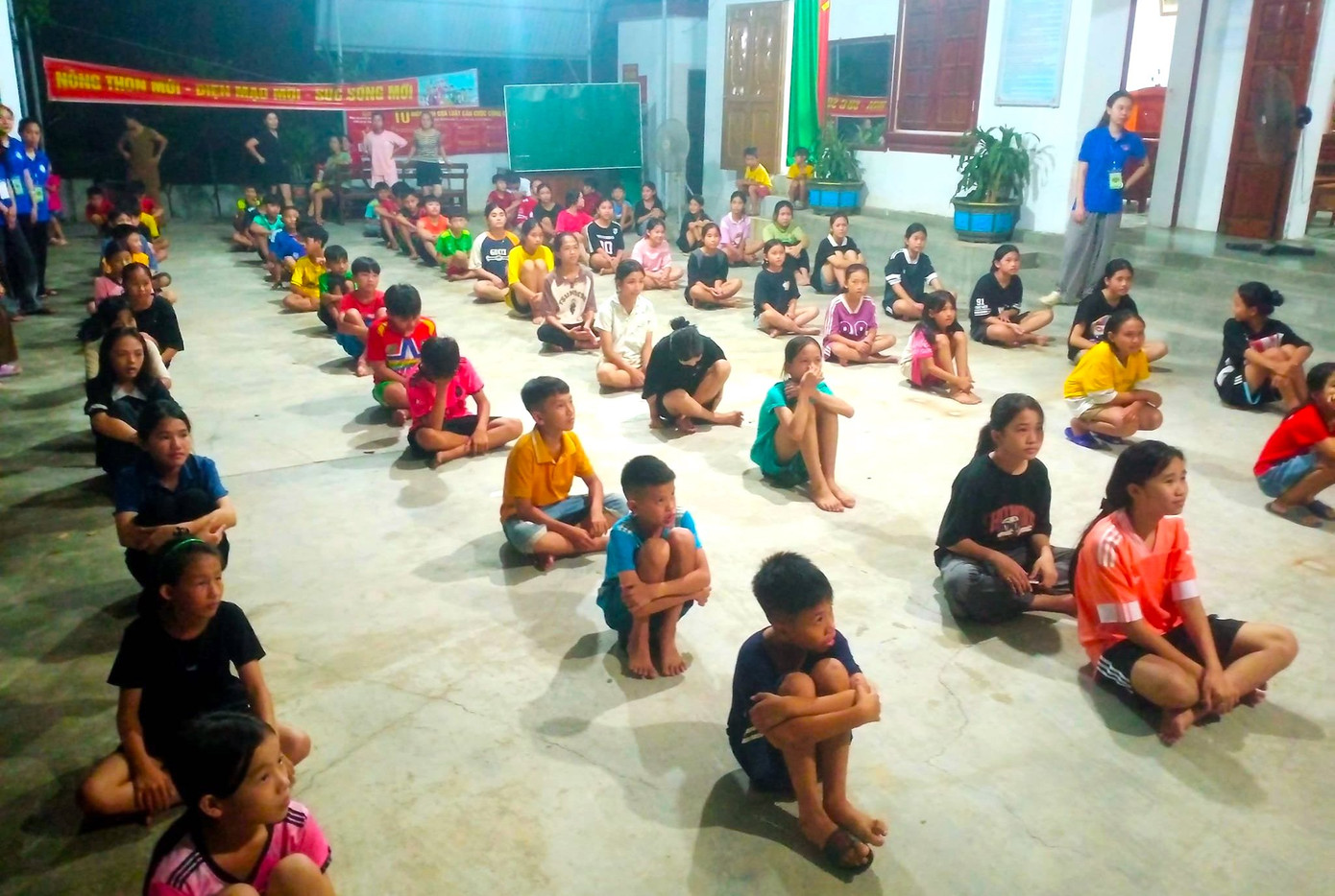 Để mùa hè thêm ý nghĩa, đội hình sinh viên tình nguyện của các trường cũng tổ chức nhiều buổi sinh hoạt hè cho các em nhỏ trên địa bàn với những hoạt động bổ ích, nhiều trò chơi thú vị.