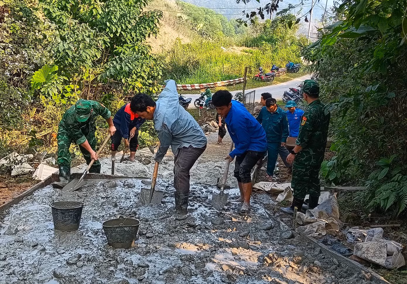 Khi đã có nền đường, các đoàn viên sử dụng cốp pha làm khuôn tạo hình rồi đổ bê tông đảm bảo chắc chắn và đẹp mắt. Khi đã có nền đường, các đoàn viên sử dụng cốp pha làm khuôn tạo hình rồi đổ bê tông đảm bảo chắc chắn và đẹp mắt.