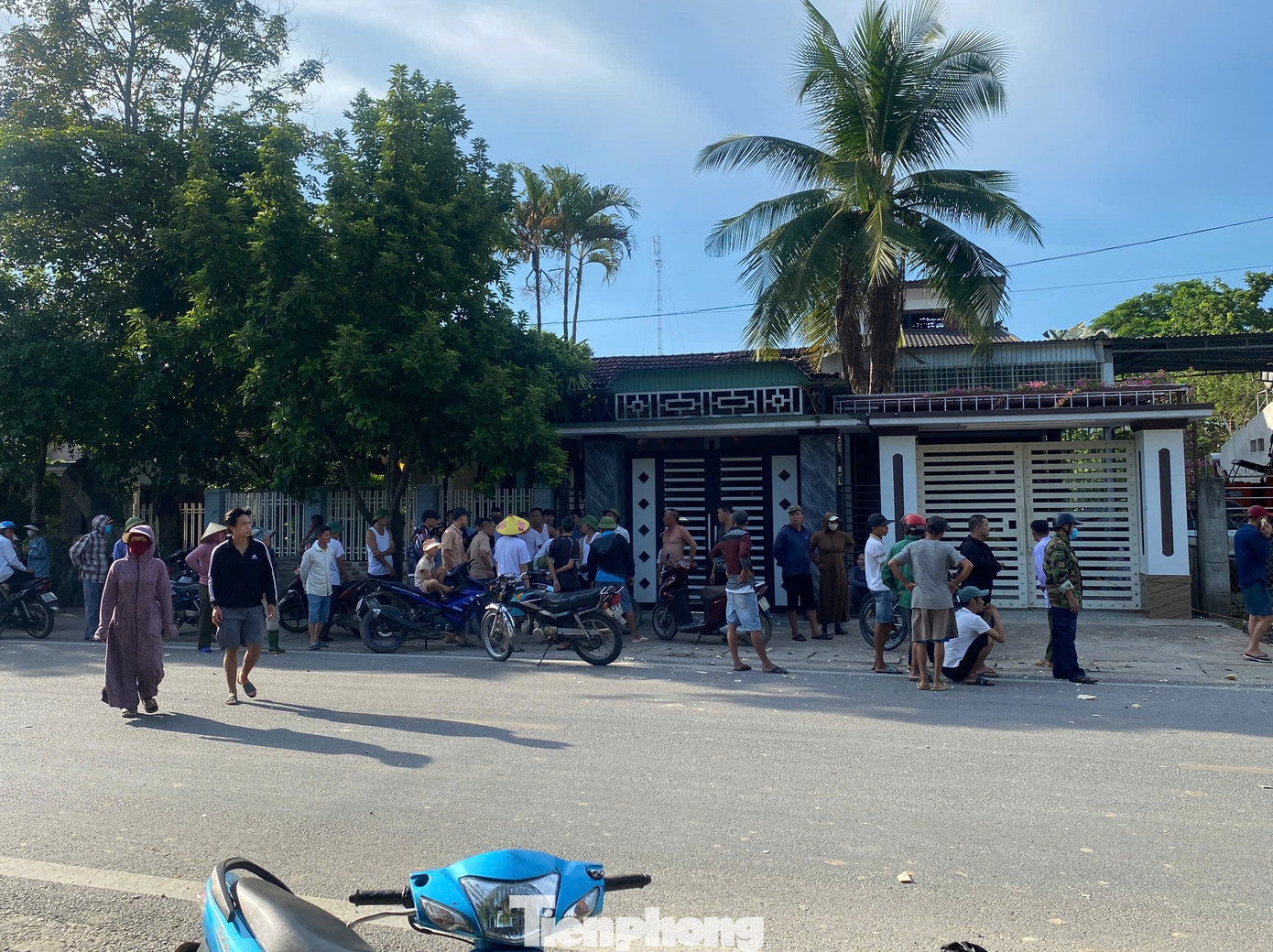 Người dân xung quanh hoang mang khi liên tiếp xảy ra nổ.