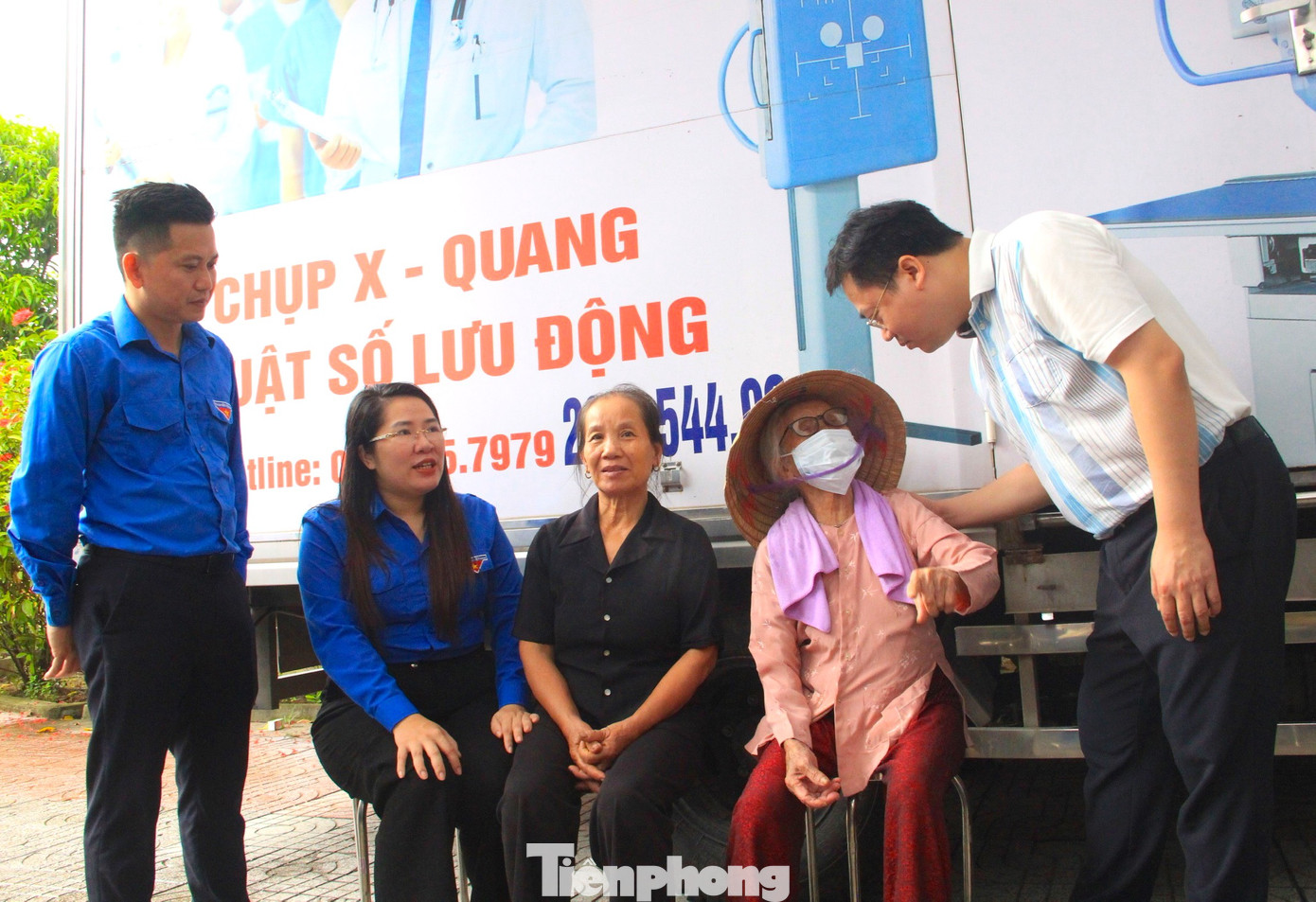 Các cụ già được ân cần hỏi han về tình trạng sức khỏe để hỗ trợ vào đúng khu vực khám cần thiết. Trong ảnh: Chị Nguyễn Thị Phương Thúy - Phó Bí thư Tỉnh đoàn Nghệ An; Anh Cao Xuân Thảo - Phó Chủ tịch thường trực Hội LHTN Việt Nam tỉnh Nghệ An; Anh Nguyễn Thanh Hải - Chủ tịch Hội thầy thuốc trẻ tỉnh Nghệ An cùng thăm hỏi, động viên người dân.