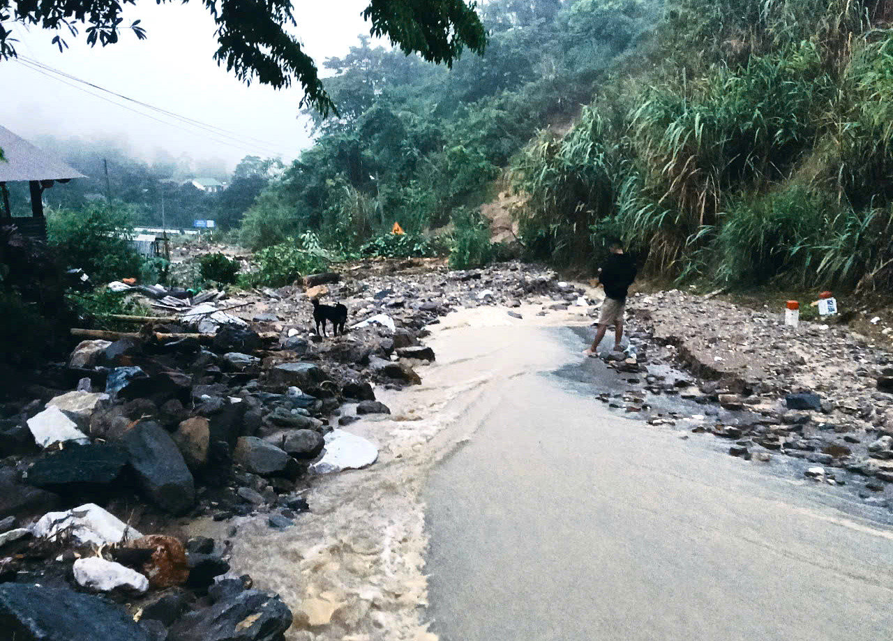 Mưa lớn từ chiều 29/5 đến rạng sáng 30/5 khiến nước trên các khe suối dâng cao, tạo thành trận lũ quét.