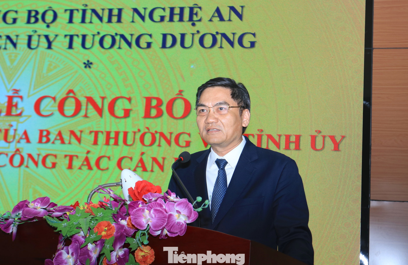 Ông Hoàng Nghĩa Hiếu - Phó Bí thư Tỉnh ủy Nghệ An phát biểu giao nhiệm vụ cho tân Bí thư Huyện ủy Tương Dương.