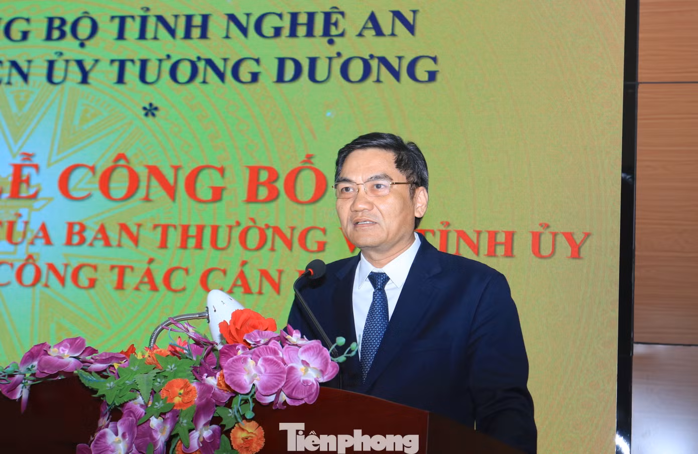 Ông Hoàng Nghĩa Hiếu - Phó Bí thư Tỉnh ủy Nghệ An phát biểu giao nhiệm vụ cho tân Bí thư Huyện ủy Tương Dương.
