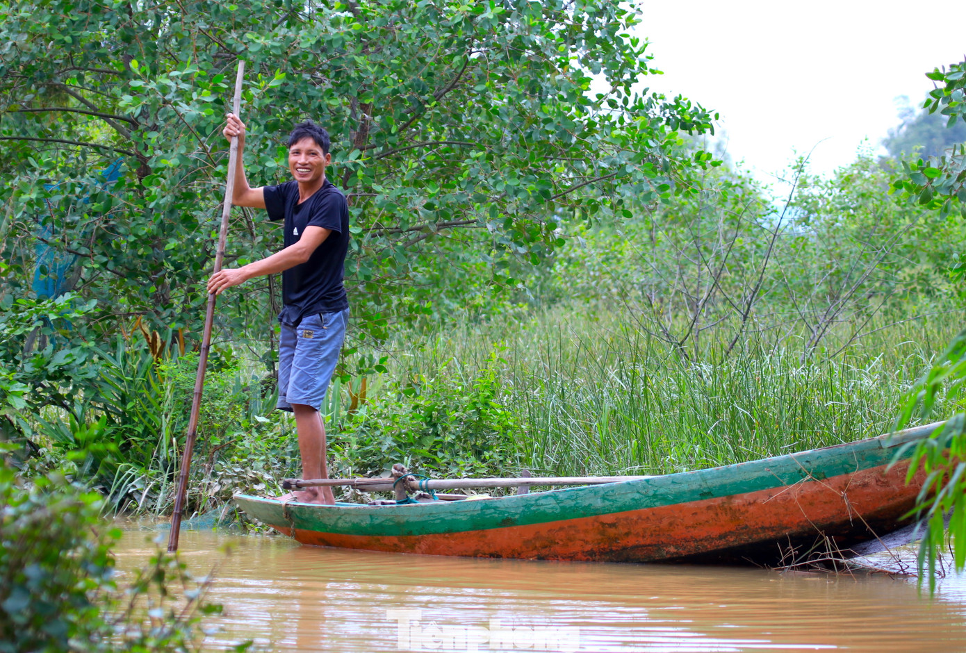 Người dân ở cụm dân cư Hòa Lam cho hay, cuộc sống nơi đây rất khổ vì nằm ngoài đê, sát bờ sông. Chính vì vậy năm nào, cụm dân cư cũng ngập sâu trong nước. Người dân mong muốn sớm được di chuyển đến khu tái định cư trong đê ở nhưng chờ nhiều năm nay vẫn chưa được di dời.