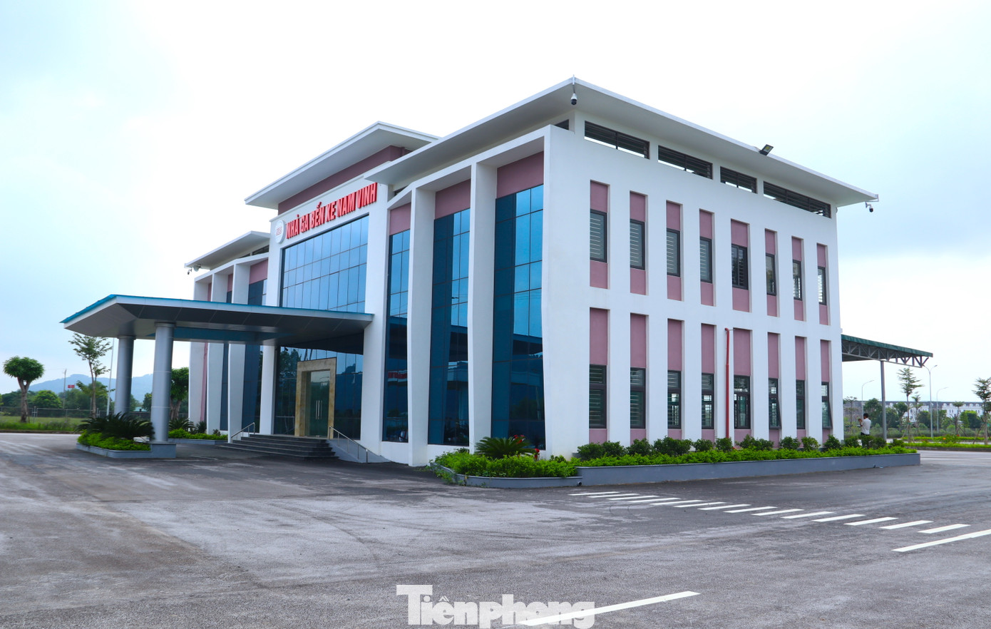 Khu nhà chính đã được xây dựng hoàn thiện trông khá hiện đại.