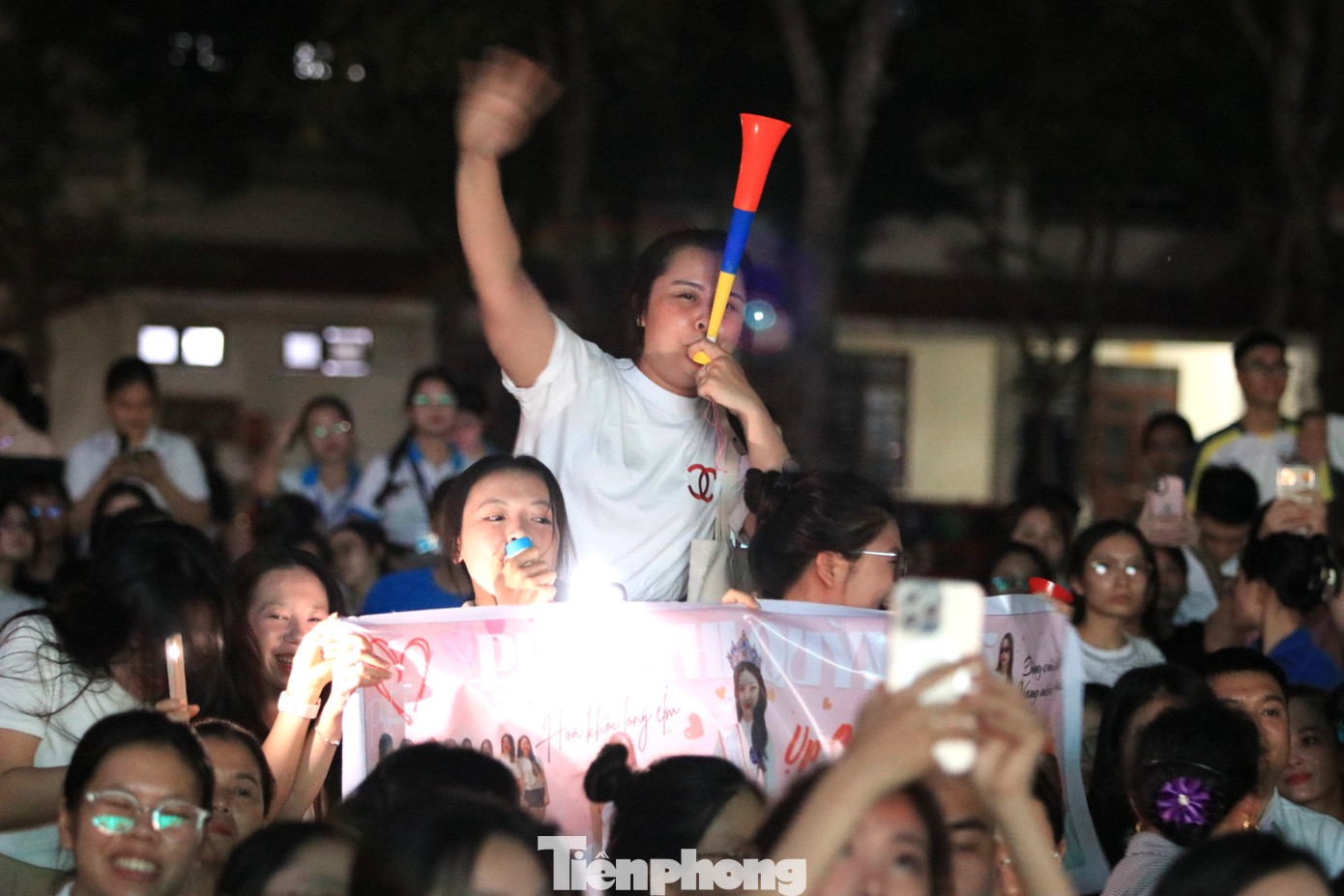 Phía dưới khán giả hò reo cổ vũ sôi nổi.