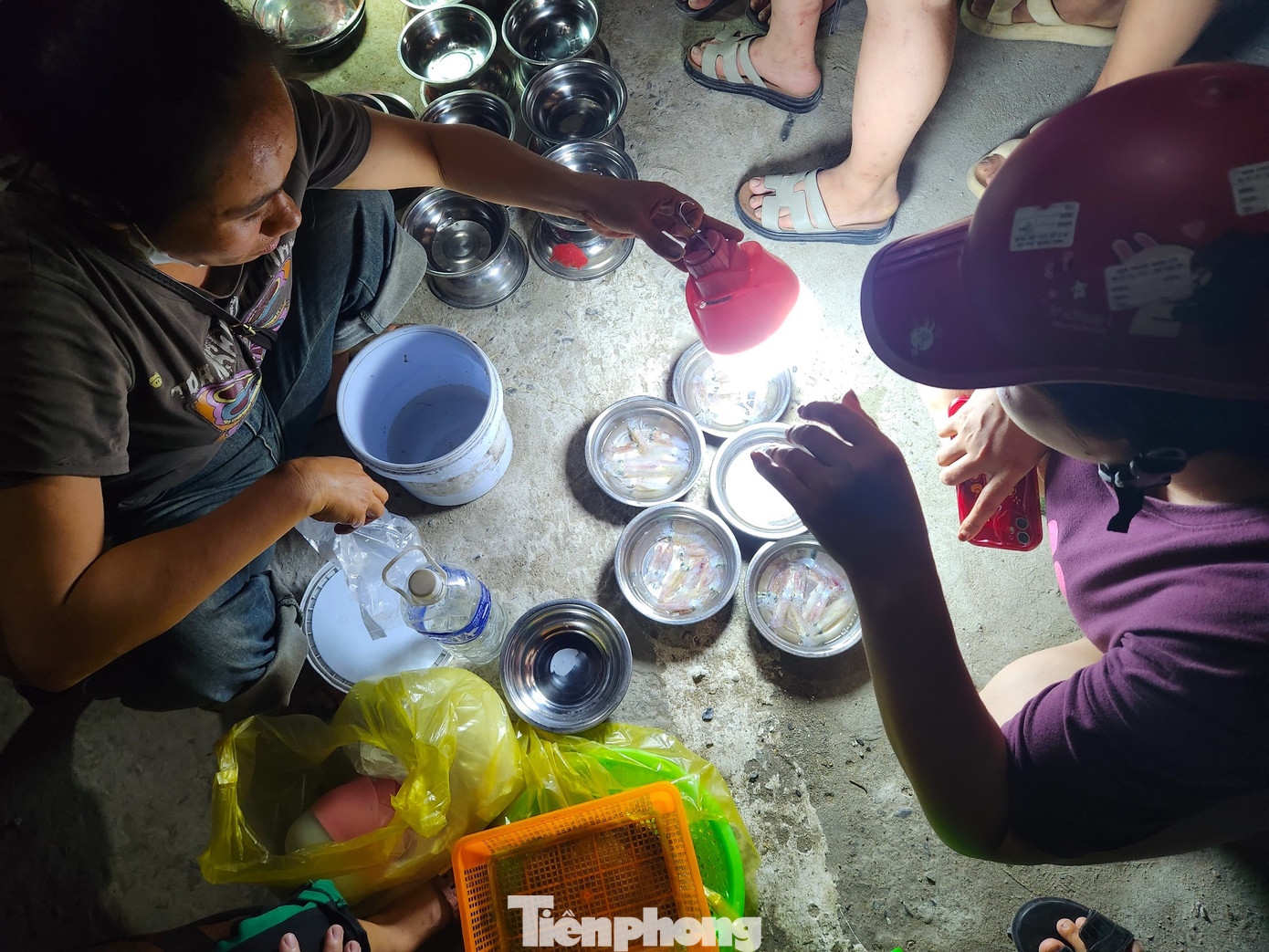 Chị Nguyễn Thị Vân (trú phường Nghi Thủy, thị xã Cửa Lò, Nghệ An) cho hay mực được bán ở đây là những con mực vừa được các nhà thuyền thúng câu ở biển về còn tươi, thân mình còn nhấp nháy đốm sao. "Mực còn sống, thân mình còn nháy nháy đốm sao trên thân nên được gọi là mực nháy. Ở đây không bán theo cân mà câu được từng nào thì chia thành mớ nhỏ bán từ 100.000-250.000 đồng tùy mớ to nhỏ. Khách có thể trả giá thoải mái, phù hợp thì bán, vui vẻ với nhau", chị Vân chia sẻ.