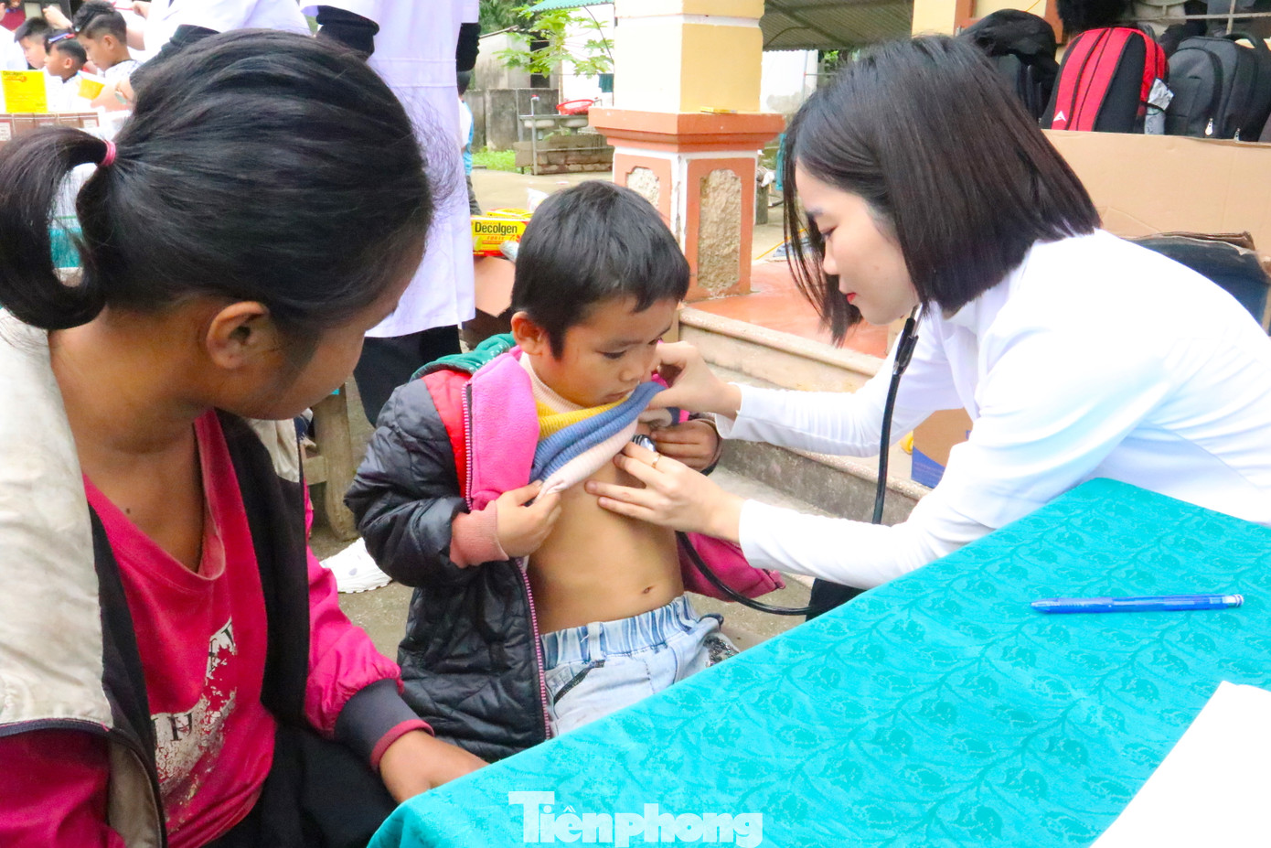 Các em nhỏ được thăm khám tổng quát. Quá trình thăm khám các cháu bé luôn có phụ huynh ở bên để trao đổi thông tin, tình hình sức khỏe với bác sĩ.