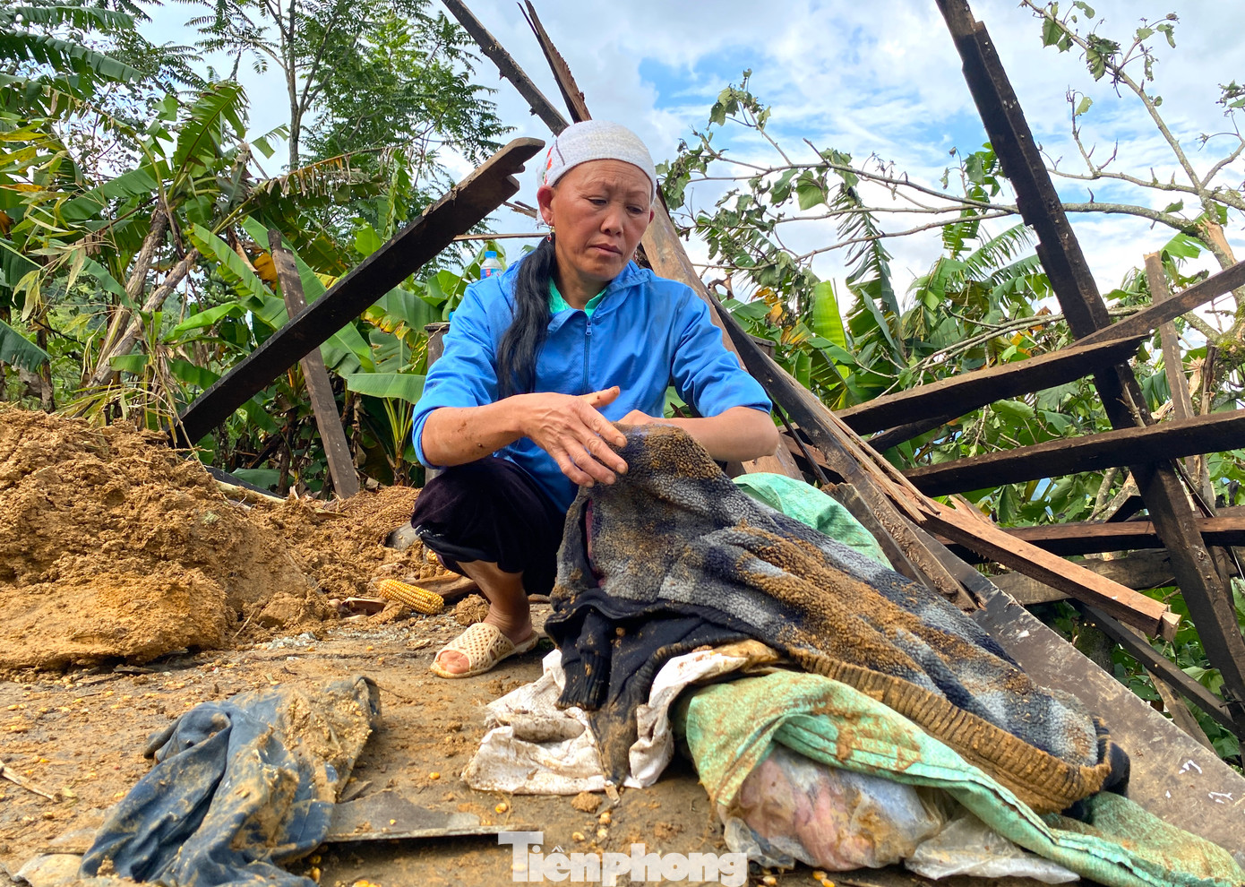 Toàn bộ căn nhà đổ sập, tài sản bị hư hỏng nên 2 ngày qua cả gia đình bà Che được di chuyển xuống ở tạm trong nhà văn hóa cũ của xóm.