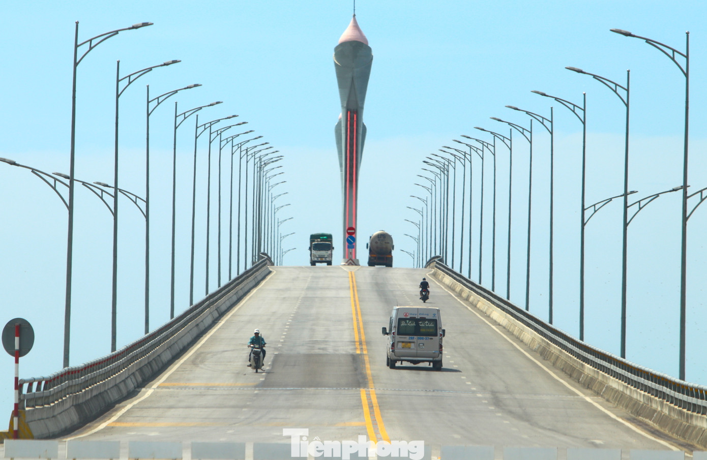 Điểm cuối của tuyến giao với cầu Cửa Hội bắc qua sông Lam, kết nối huyện Nghi Xuân và đường ven biển Hà Tĩnh.