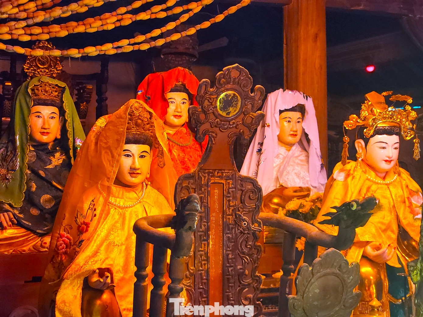 Những pho tượng được thờ tại đền có vẻ đẹp huyền bí, thanh thoát, uy nghiêm.